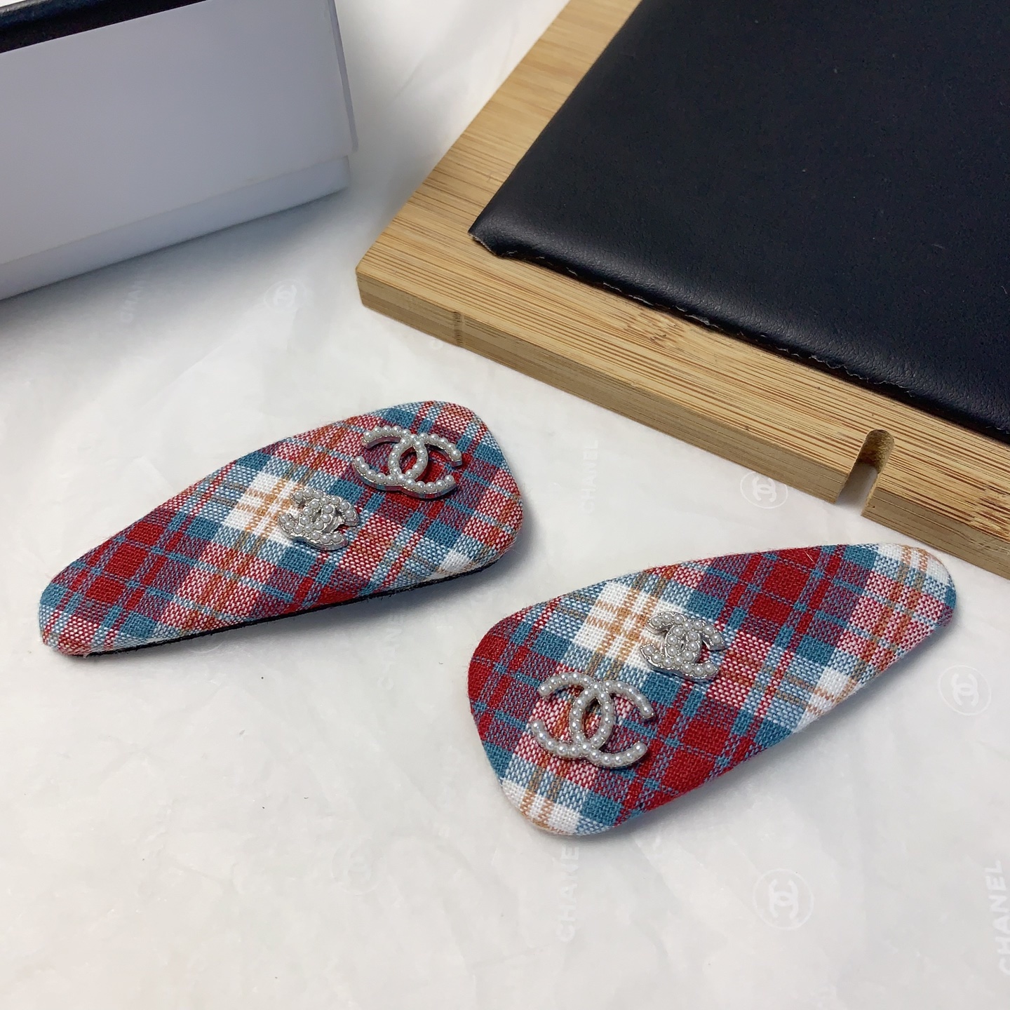  chanel小香
chanel发夹
英格兰格子珍珠logo压夹bb夹边夹日常精致小单品 气质百搭小仙女