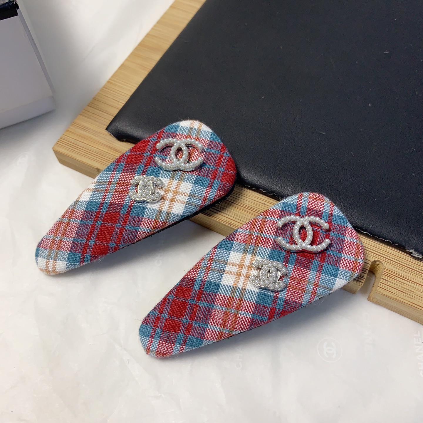  chanel小香
chanel发夹
英格兰格子珍珠logo压夹bb夹边夹日常精致小单品 气质百搭小仙女