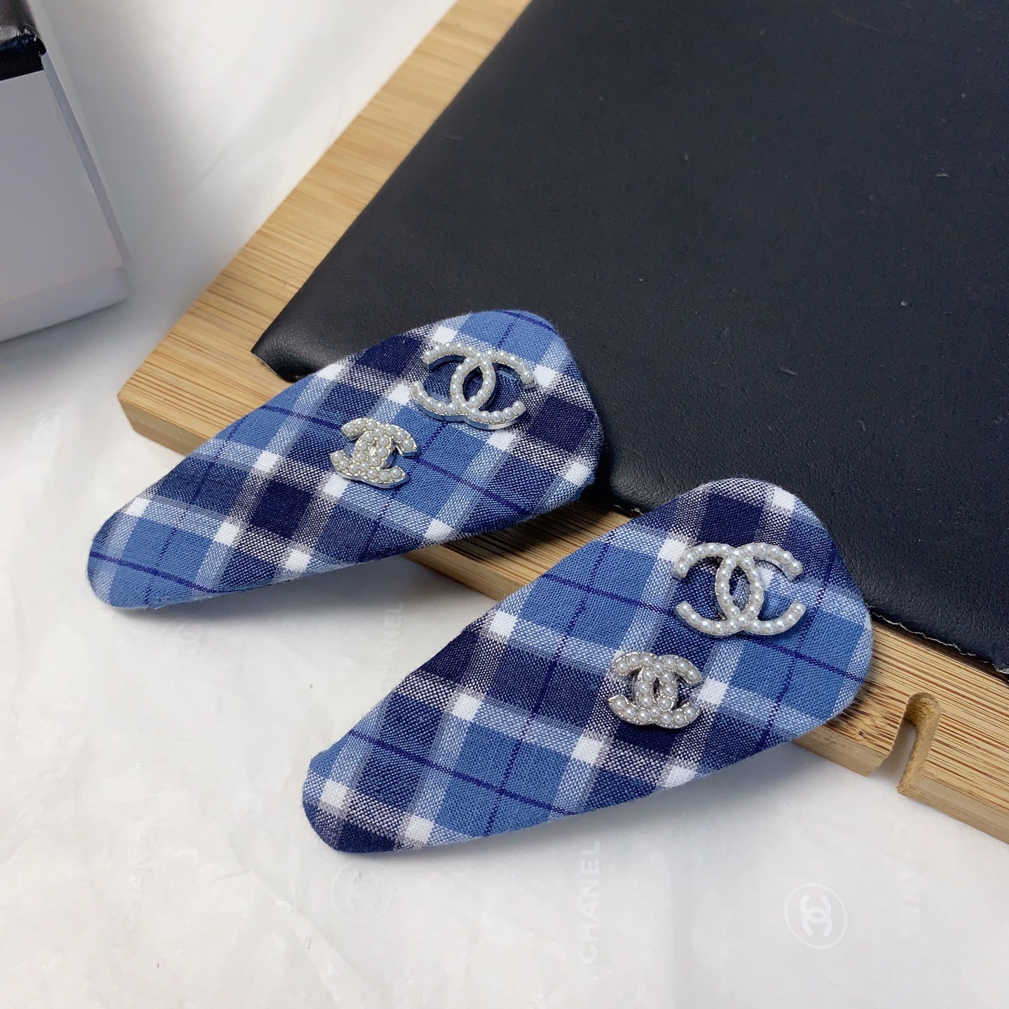  chanel小香
chanel发夹
英格兰格子珍珠logo压夹bb夹边夹日常精致小单品 气质百搭小仙女