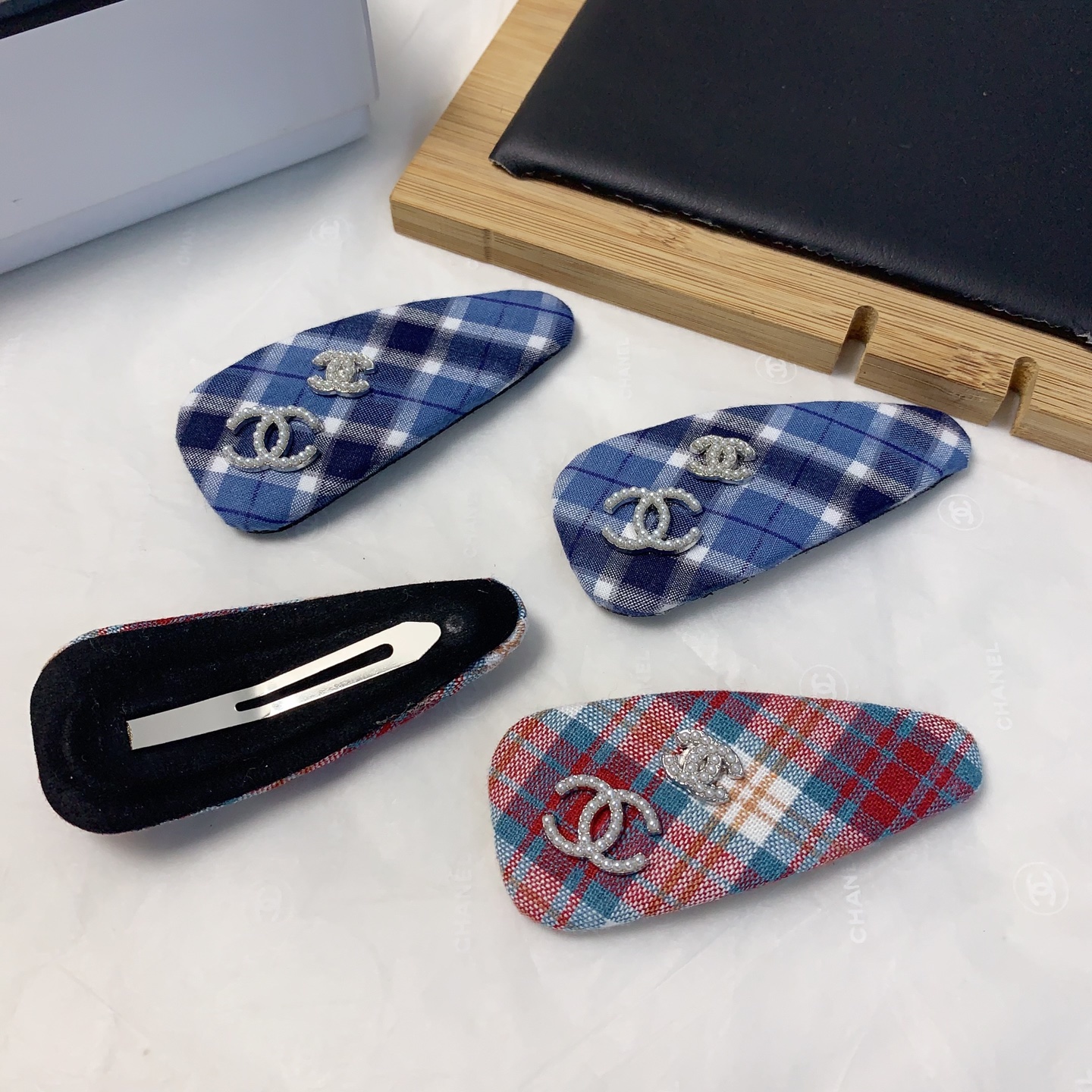  chanel小香
chanel发夹
英格兰格子珍珠logo压夹bb夹边夹日常精致小单品 气质百搭小仙女