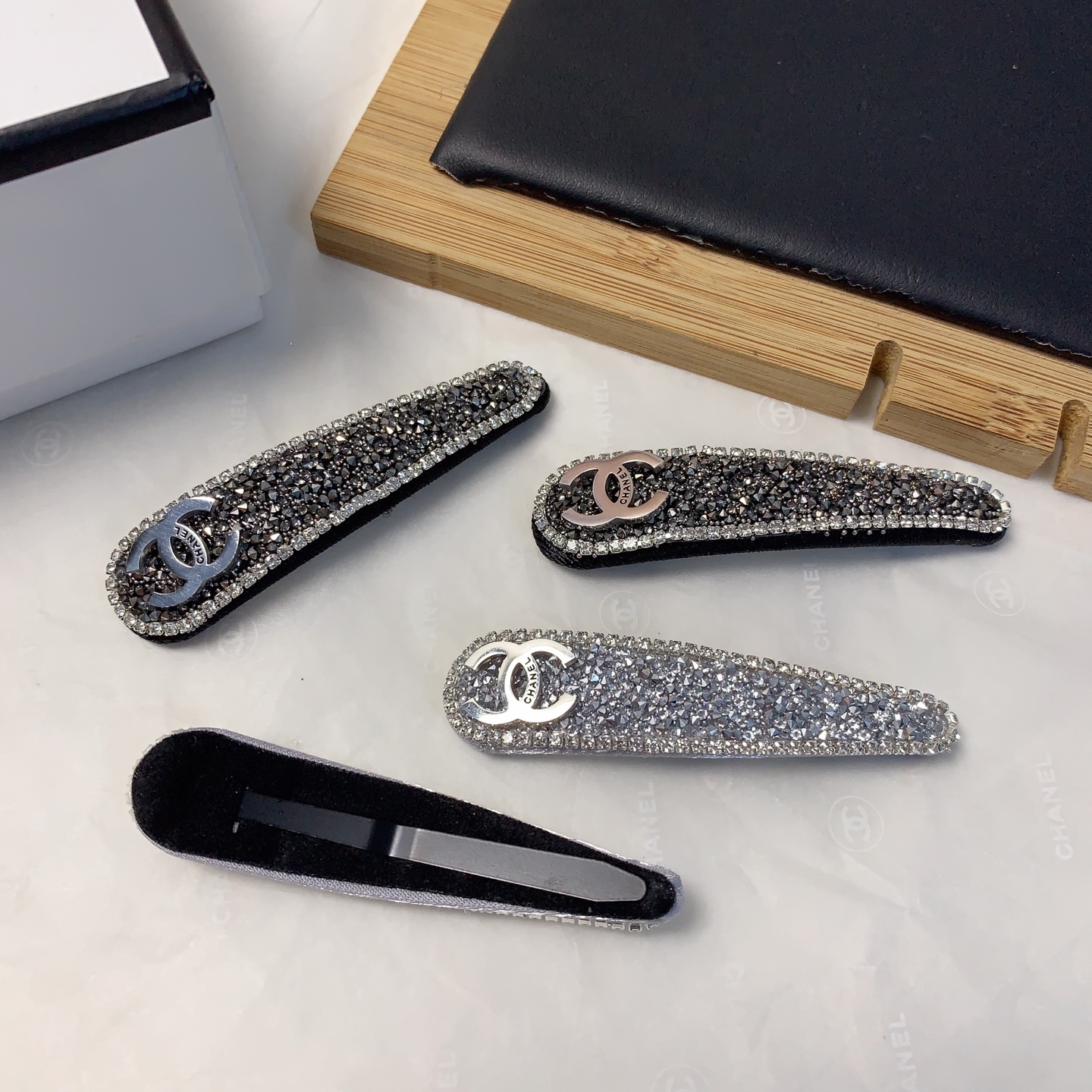  chanel小香
chanel发夹
满钻logo压夹bb夹边夹日常精致小单品 气质百搭小仙女必入单品 