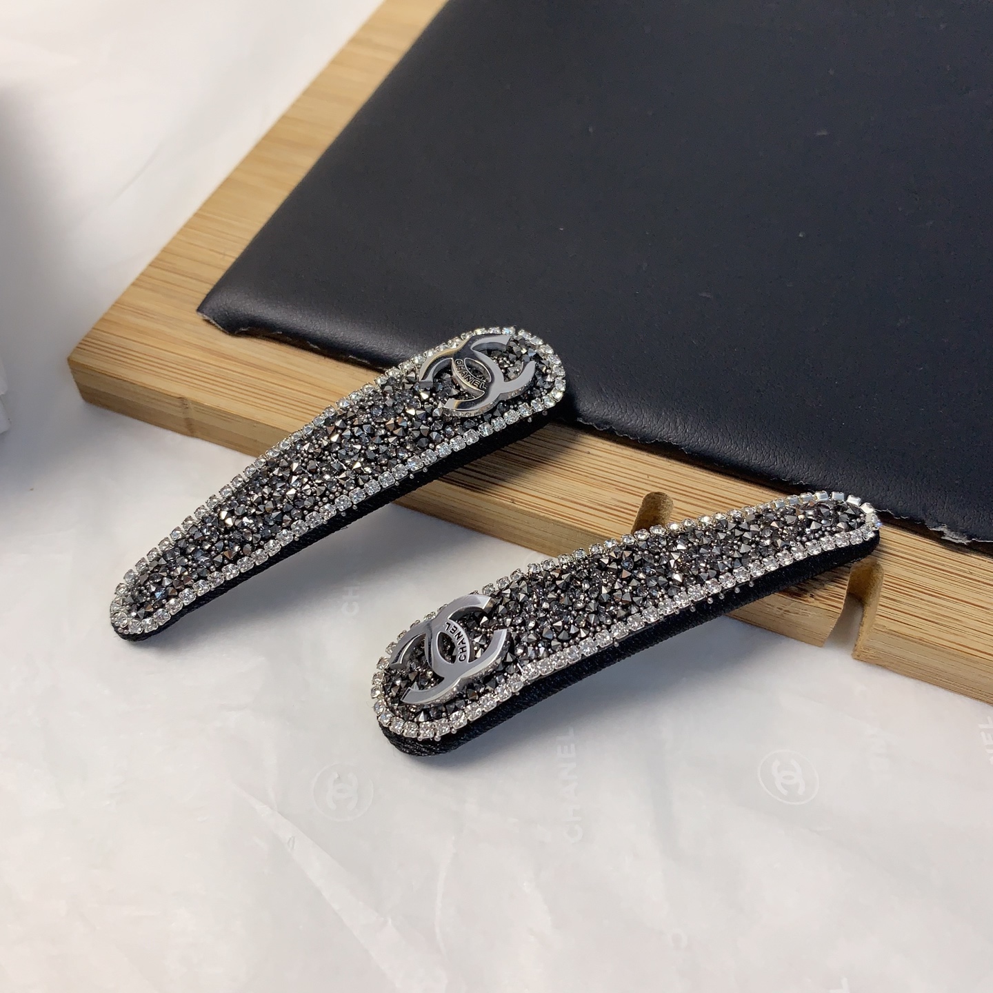  chanel小香
chanel发夹
满钻logo压夹bb夹边夹日常精致小单品 气质百搭小仙女必入单品 