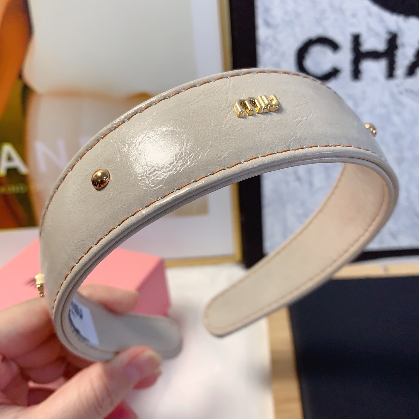  miumiu缪缪
miumiu发箍
油蜡皮欧美轻奢风发箍气质百搭小仙女必入单品名媛风十足～宝藏款 闭眼
