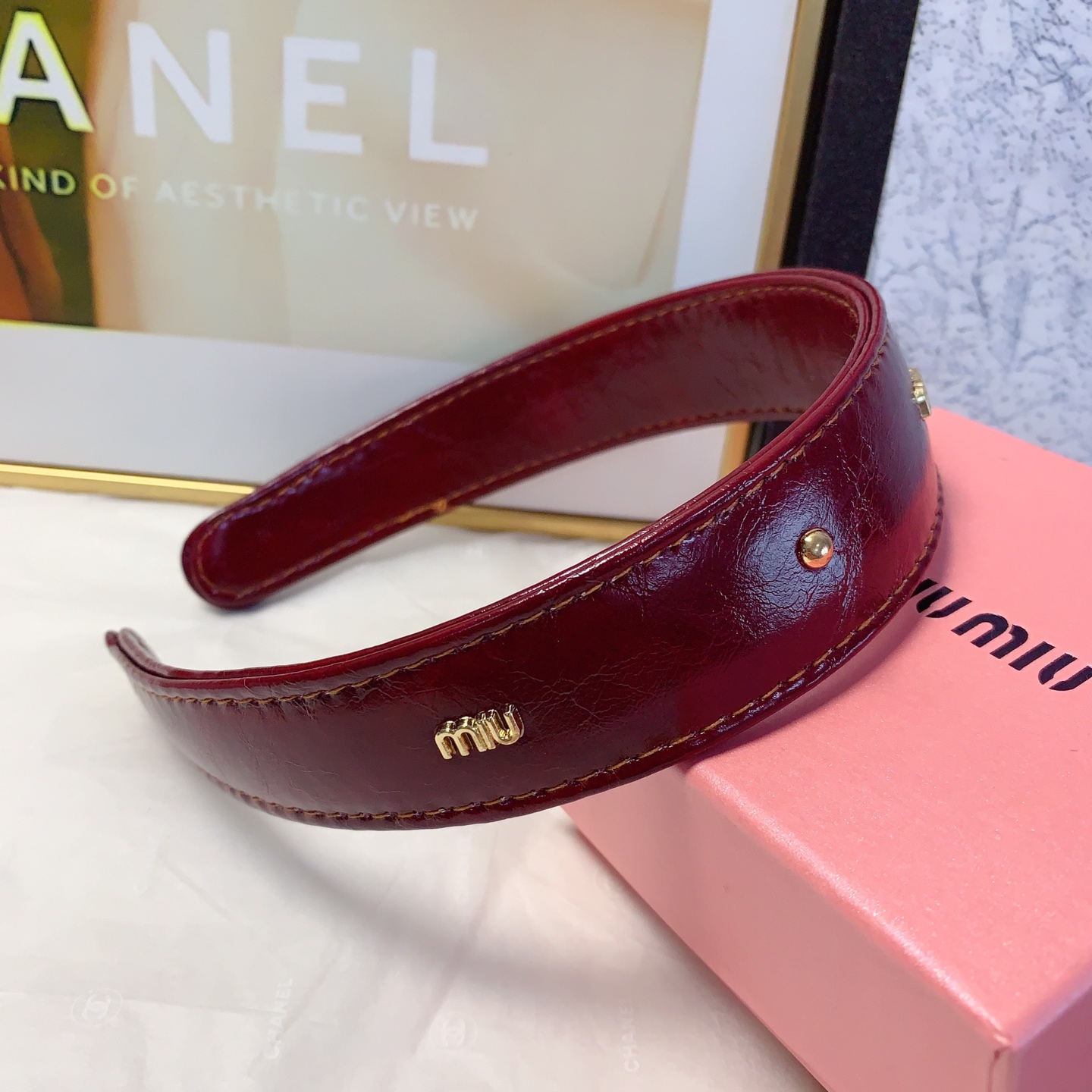  miumiu缪缪
miumiu发箍
油蜡皮欧美轻奢风发箍气质百搭小仙女必入单品名媛风十足～宝藏款 闭眼