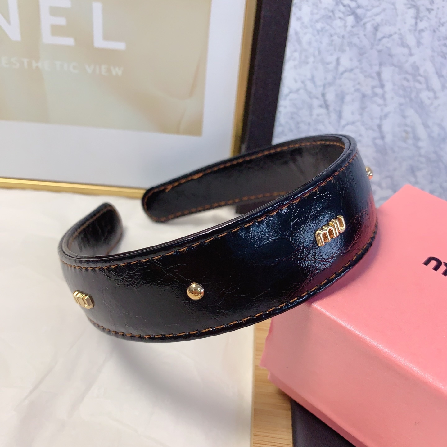  miumiu缪缪
miumiu发箍
油蜡皮欧美轻奢风发箍气质百搭小仙女必入单品名媛风十足～宝藏款 闭眼