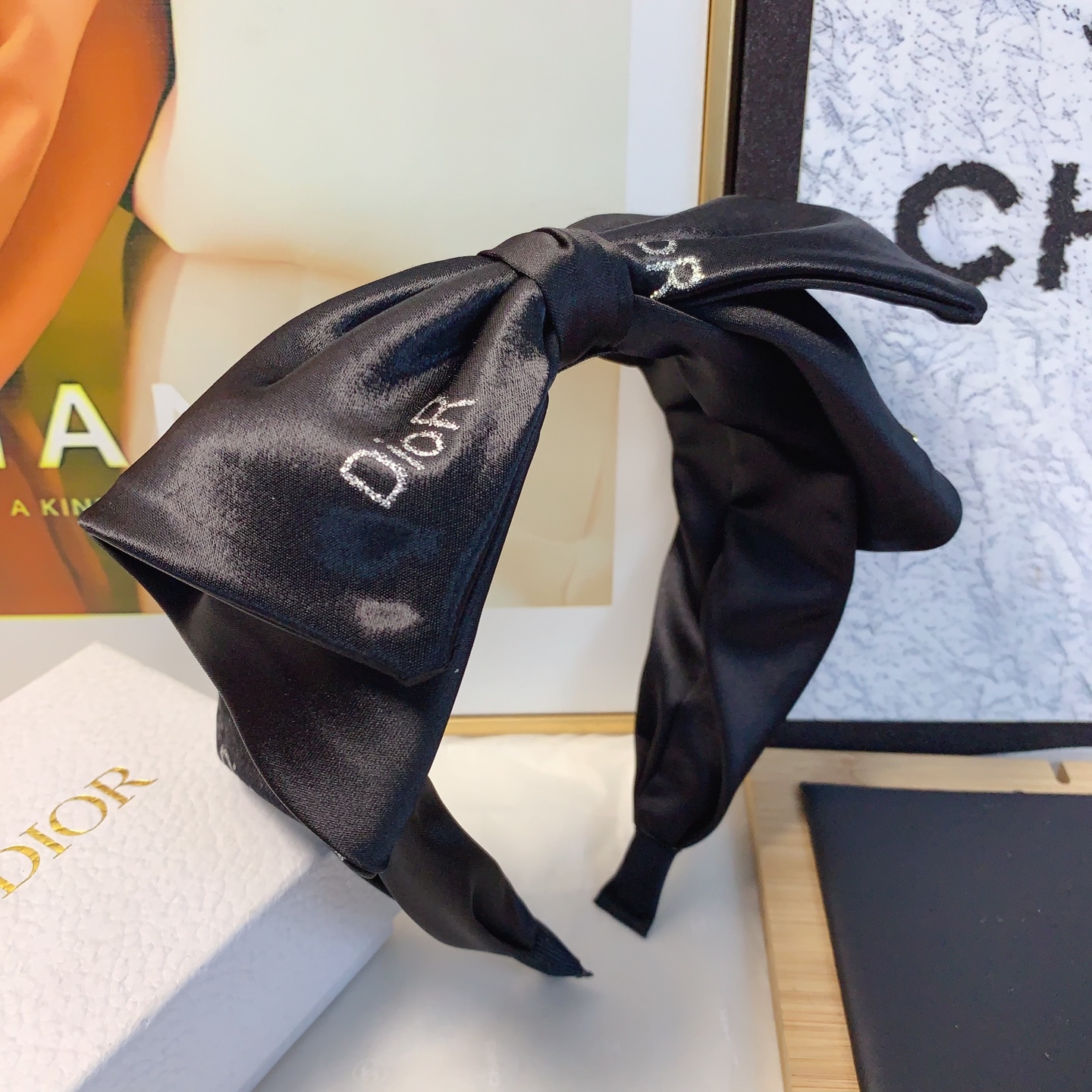  Dior迪奥
Dior发箍
缎面烫钻logo欧美轻奢风发箍气质百搭小仙女必入单品名媛风十足～宝藏款 闭