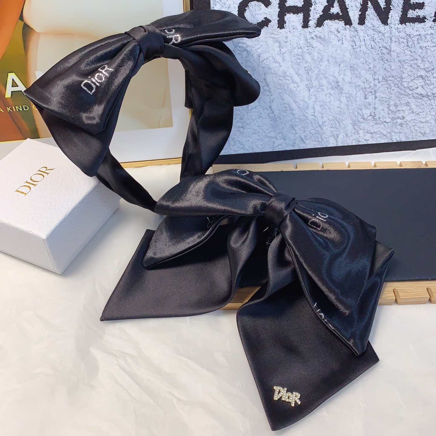  Dior迪奥
Dior发箍
缎面烫钻logo欧美轻奢风发箍气质百搭小仙女必入单品名媛风十足～宝藏款 闭