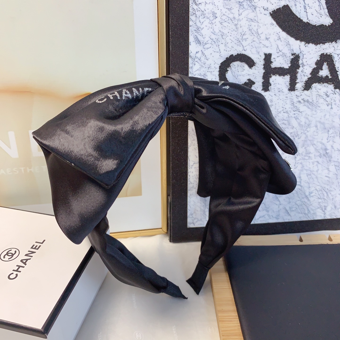  chanel小香
chanel发箍
缎面烫钻logo欧美轻奢风发箍气质百搭小仙女必入单品名媛风十足～宝