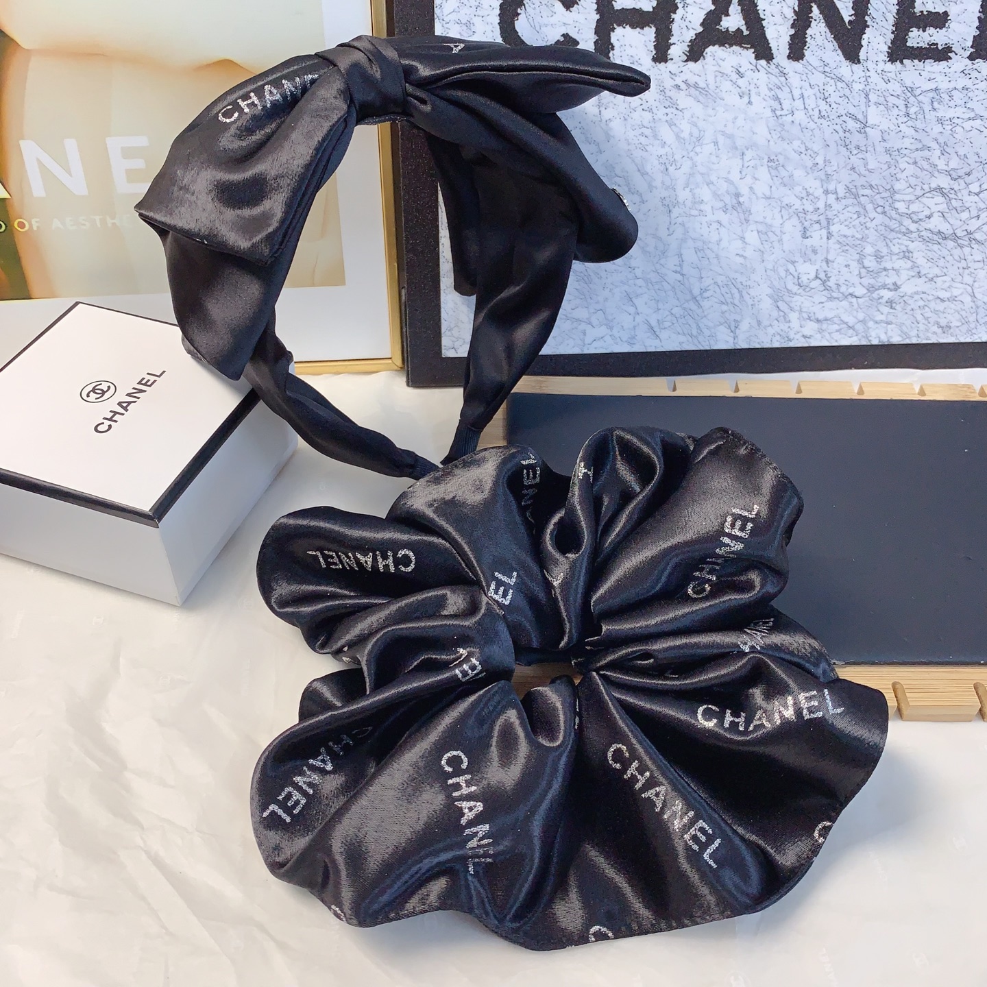  chanel小香
chanel发箍
缎面烫钻logo欧美轻奢风发箍气质百搭小仙女必入单品名媛风十足～宝