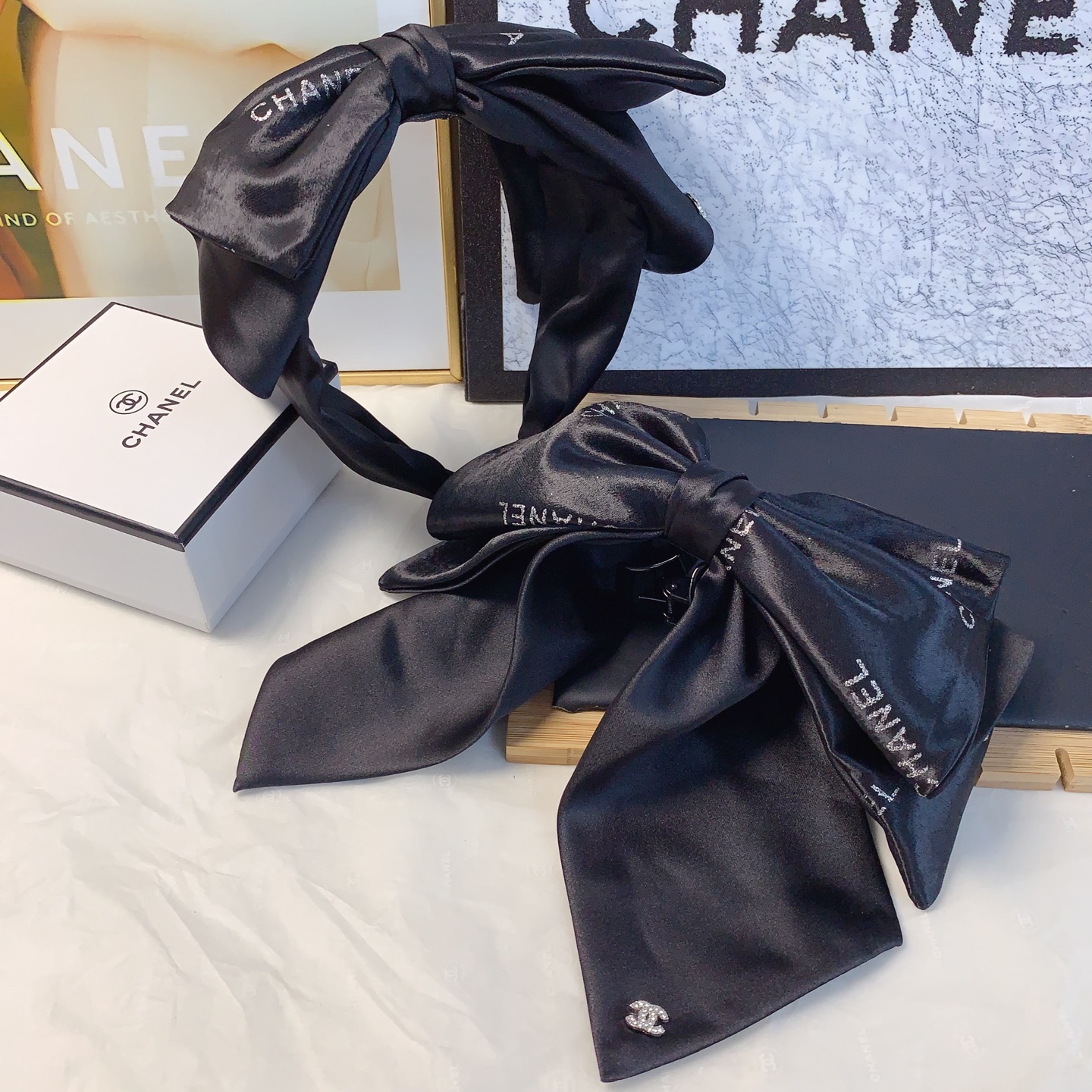 chanel小香
chanel发箍
缎面烫钻logo欧美轻奢风发箍气质百搭小仙女必入单品名媛风十足～宝