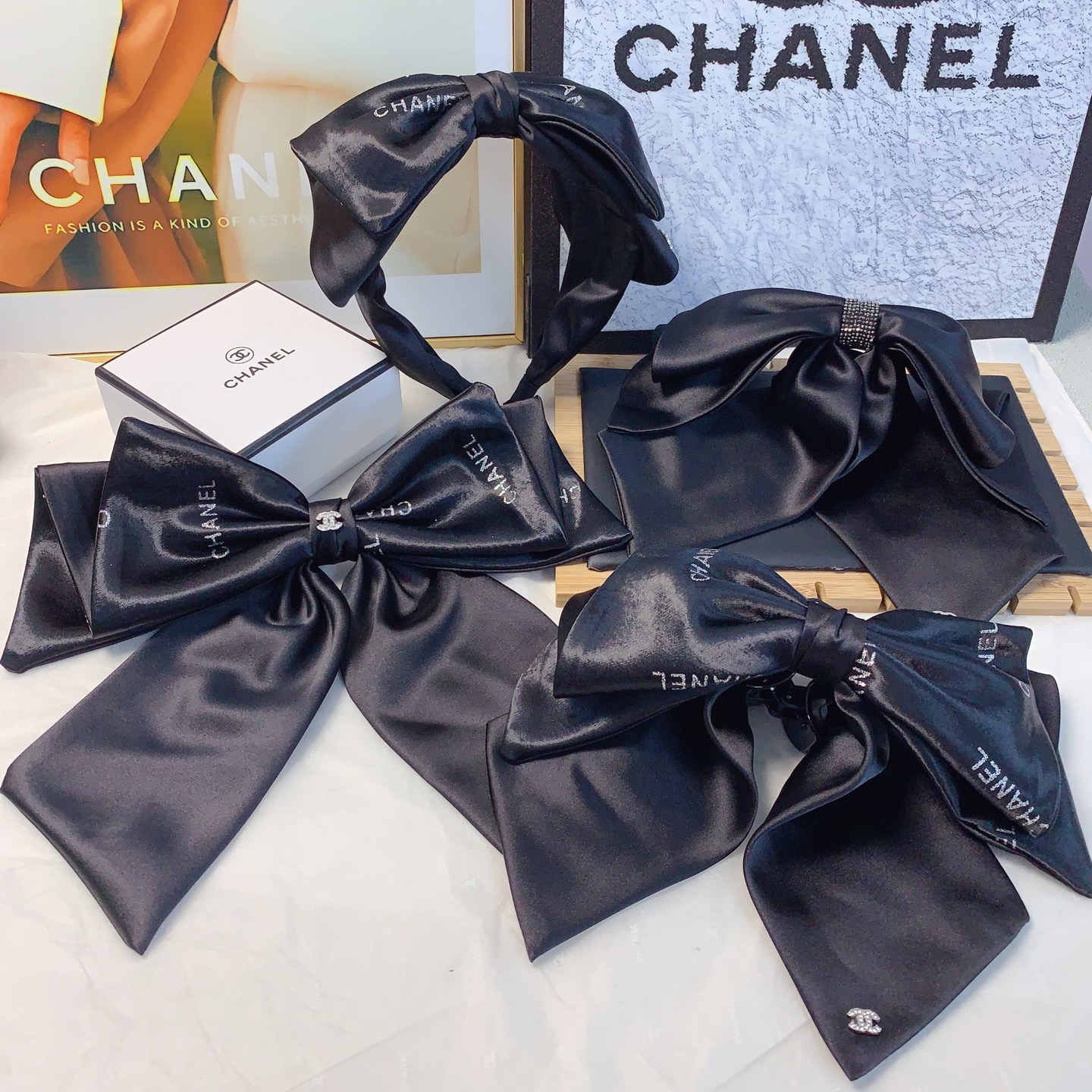  chanel小香
chanel发箍
缎面烫钻logo欧美轻奢风发箍气质百搭小仙女必入单品名媛风十足～宝