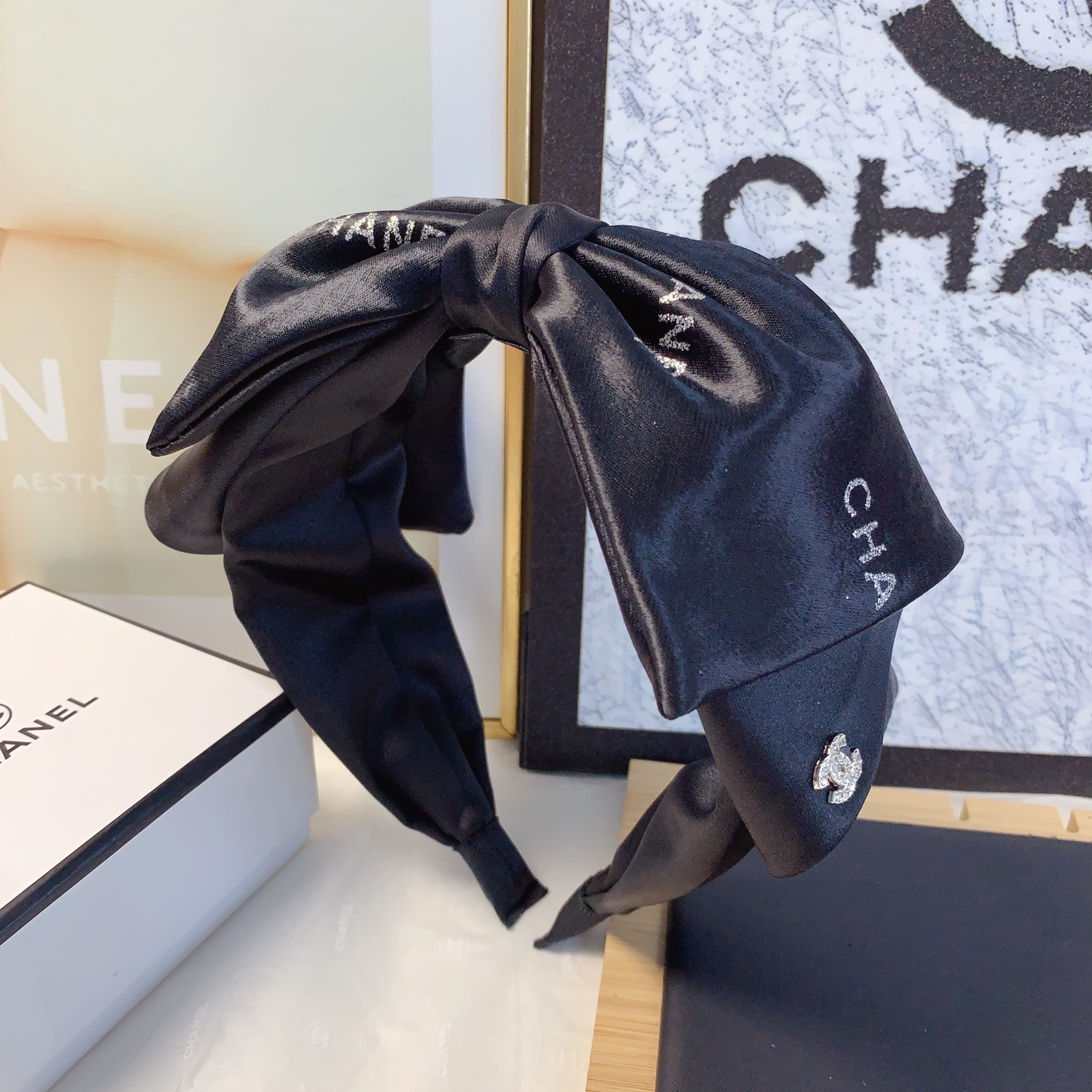  chanel小香
chanel发箍
缎面烫钻logo欧美轻奢风发箍气质百搭小仙女必入单品名媛风十足～宝