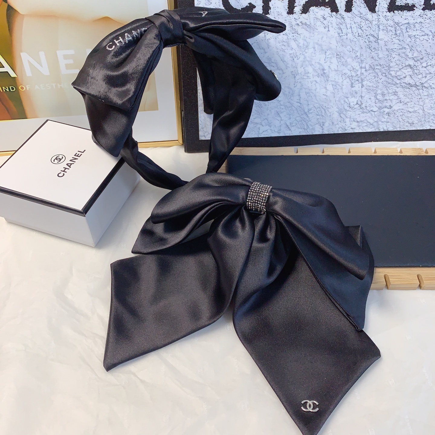  chanel小香
chanel发箍
缎面烫钻logo欧美轻奢风发箍气质百搭小仙女必入单品名媛风十足～宝