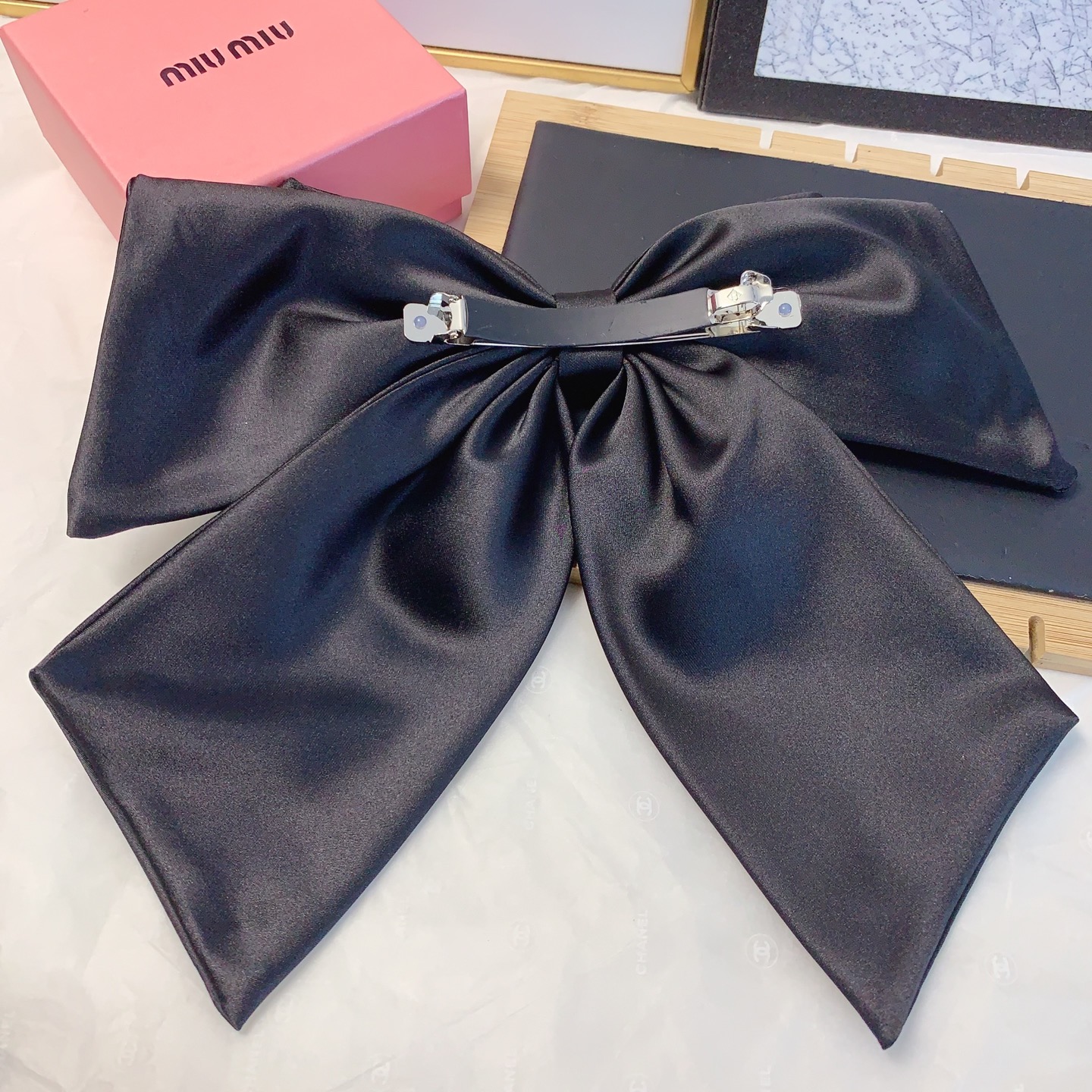  chanel小香
miumiu缪缪
绸缎蝴蝶结发夹弹簧夹 版型立体气质时尚百搭小仙女必入单品 闭眼入🥰