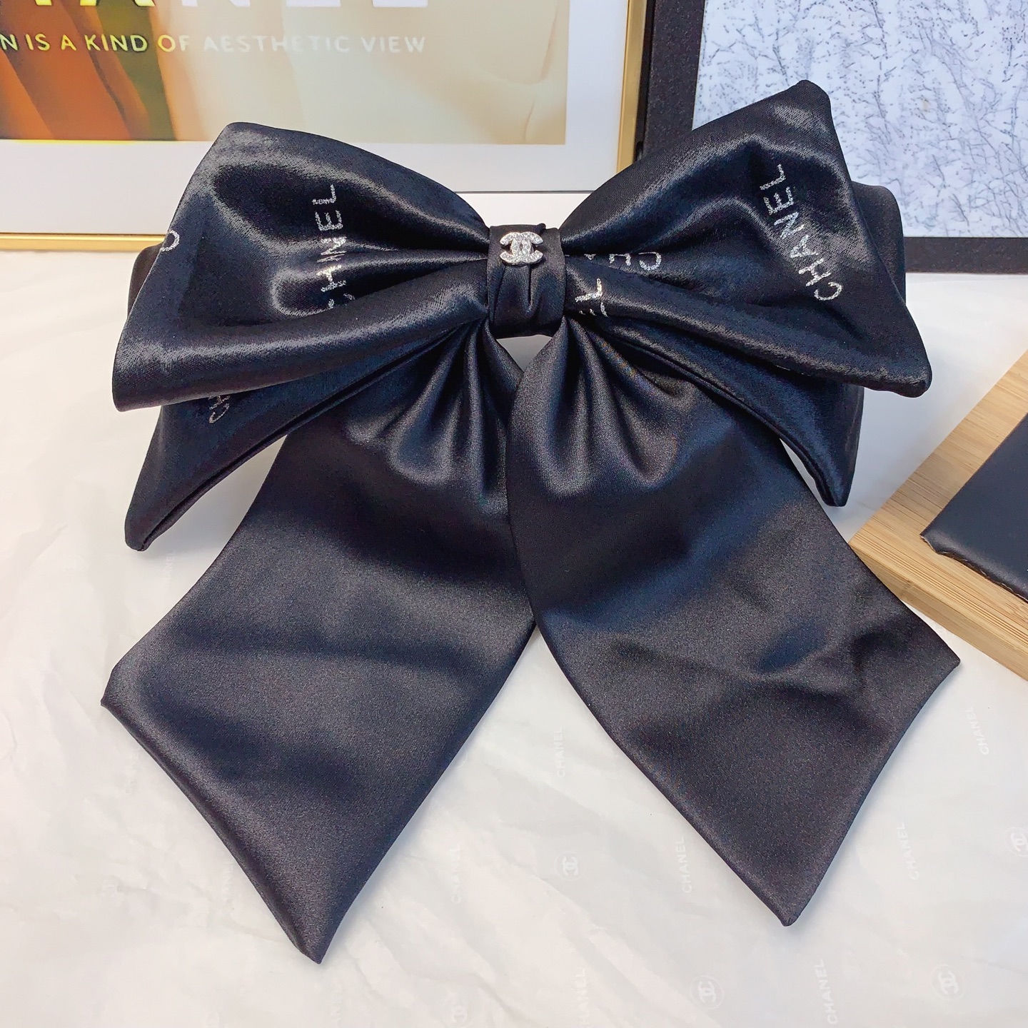  chanel小香
miumiu缪缪
绸缎蝴蝶结发夹弹簧夹 版型立体气质时尚百搭小仙女必入单品 闭眼入🥰