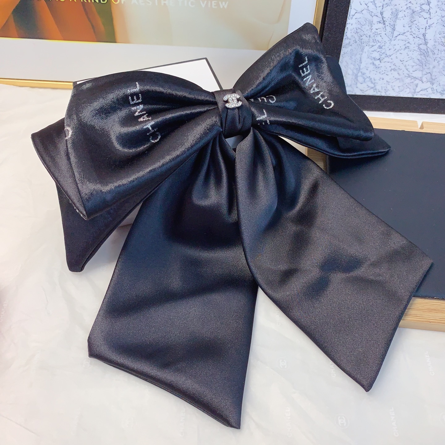  chanel小香
miumiu缪缪
绸缎蝴蝶结发夹弹簧夹 版型立体气质时尚百搭小仙女必入单品 闭眼入🥰