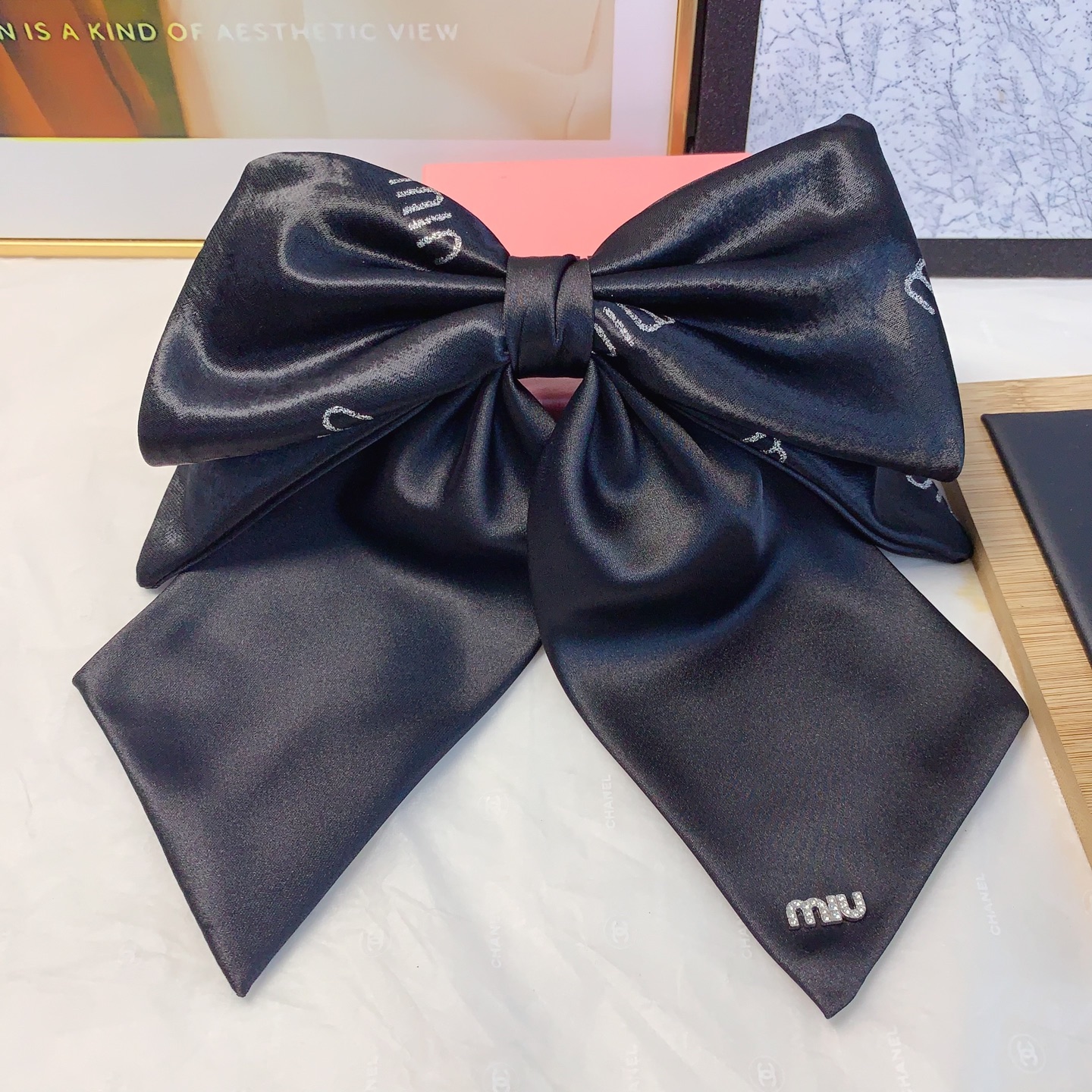  chanel小香
miumiu缪缪
绸缎蝴蝶结发夹弹簧夹 版型立体气质时尚百搭小仙女必入单品 闭眼入🥰