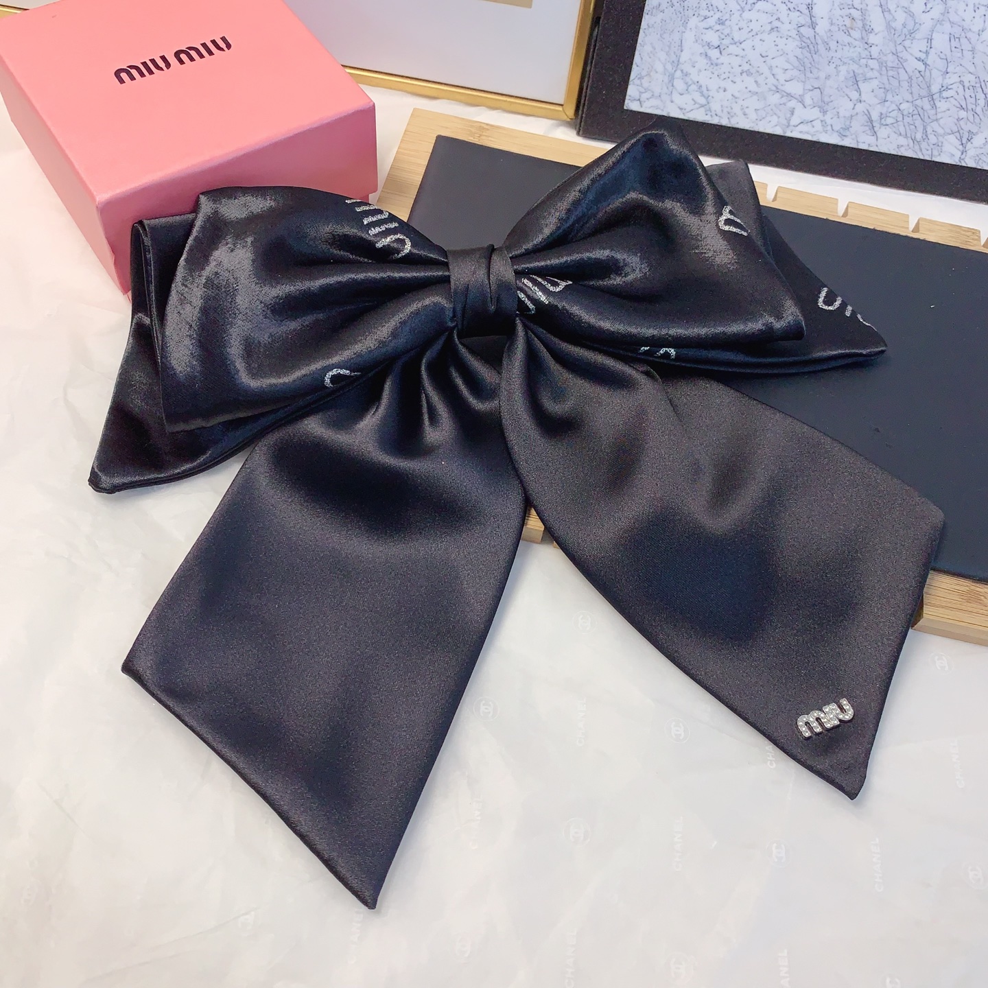 chanel小香
miumiu缪缪
绸缎蝴蝶结发夹弹簧夹 版型立体气质时尚百搭小仙女必入单品 闭眼入🥰