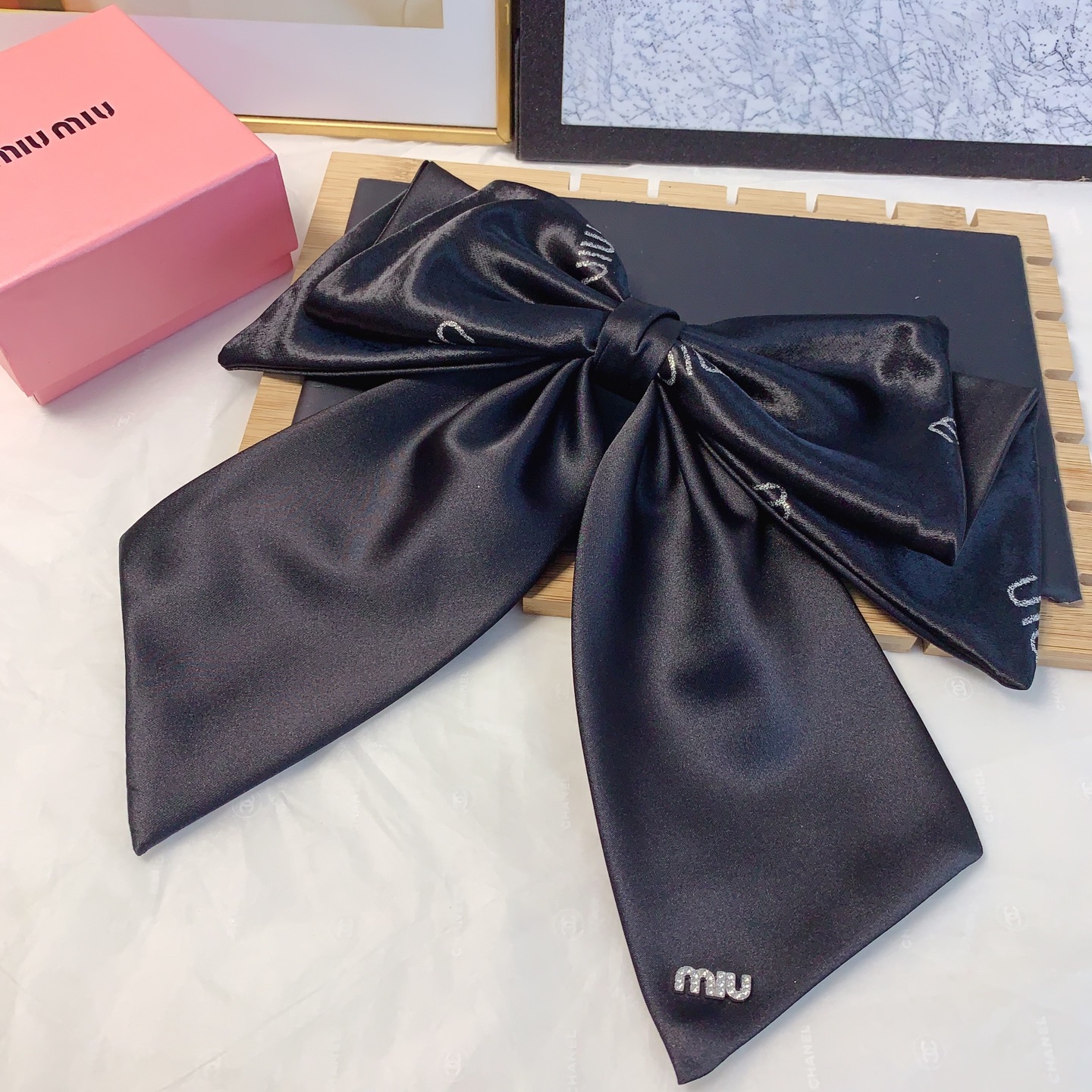  chanel小香
miumiu缪缪
绸缎蝴蝶结发夹弹簧夹 版型立体气质时尚百搭小仙女必入单品 闭眼入🥰
