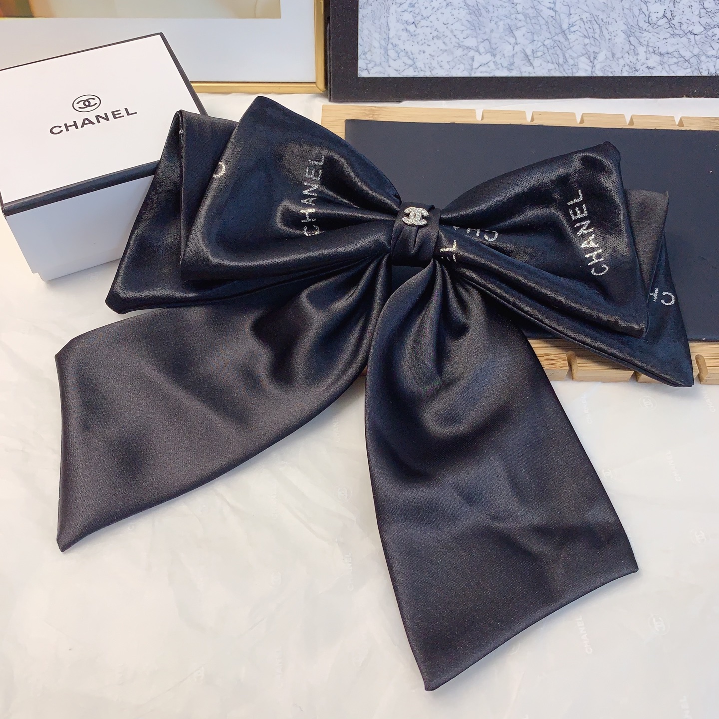  chanel小香
miumiu缪缪
绸缎蝴蝶结发夹弹簧夹 版型立体气质时尚百搭小仙女必入单品 闭眼入🥰