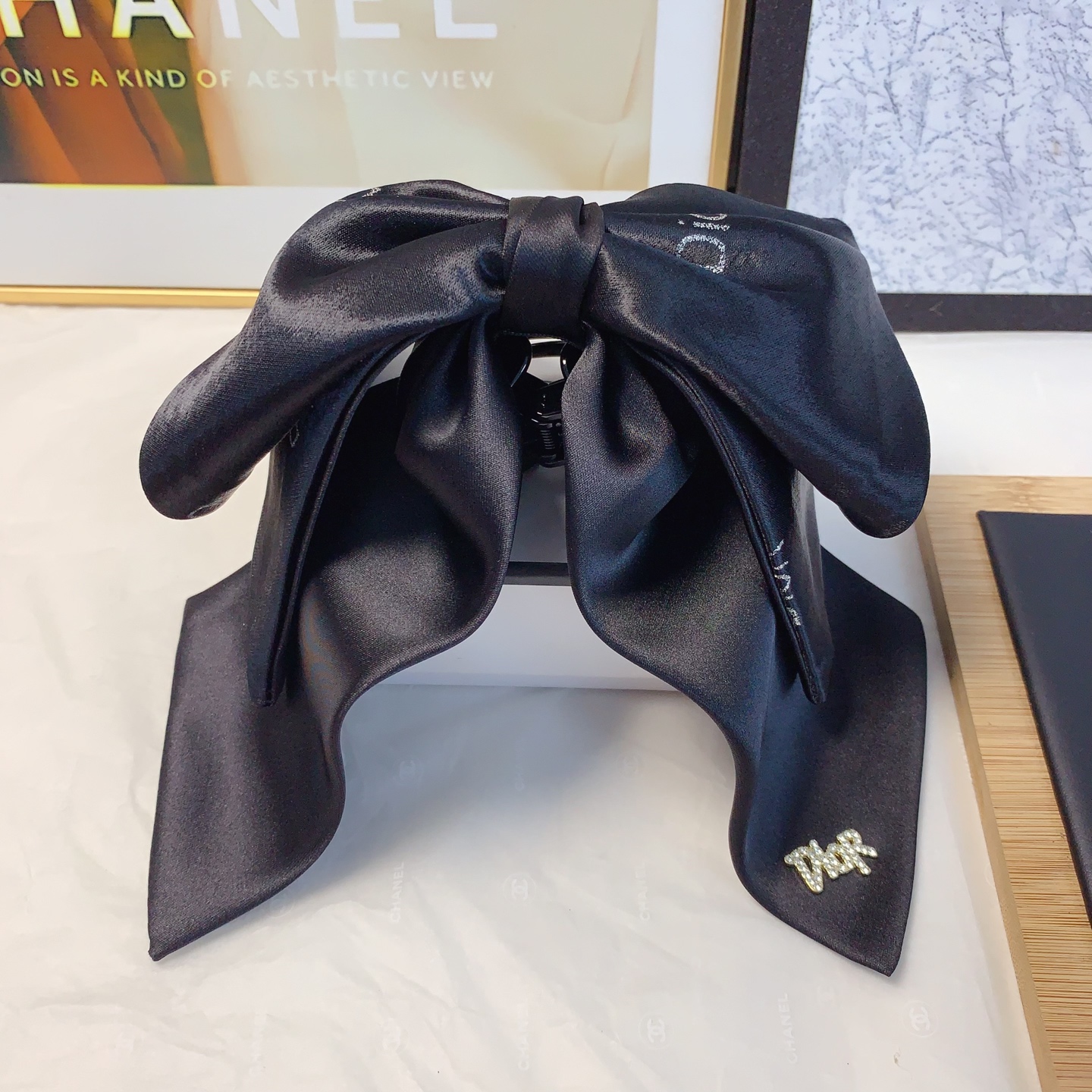  chanel小香
Dior迪奥
缎面蝴蝶结抓夹气质百搭日常精致小单品 小仙女必入单品 宝藏款 闭眼入🥰
