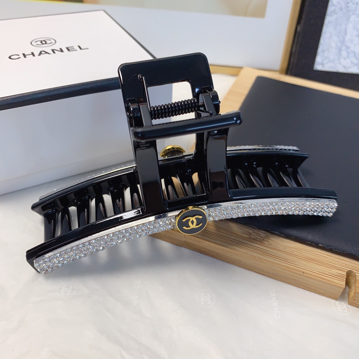  chanel小香
chanel发夹
捷克钻logo抓夹 气质百搭 日常精致小单品 小仙女必入单品 宝藏