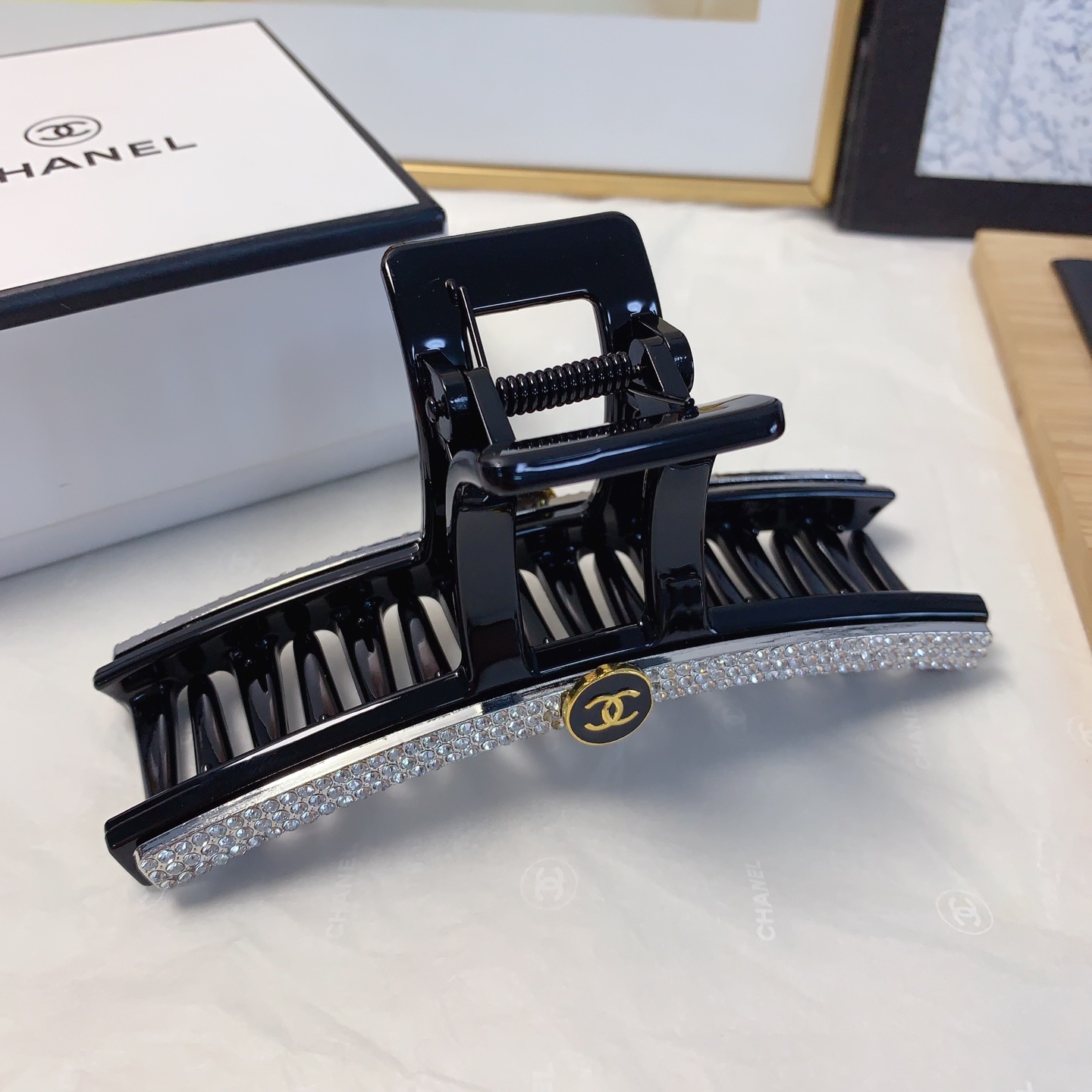  chanel小香
chanel发夹
捷克钻logo抓夹 气质百搭 日常精致小单品 小仙女必入单品 宝藏