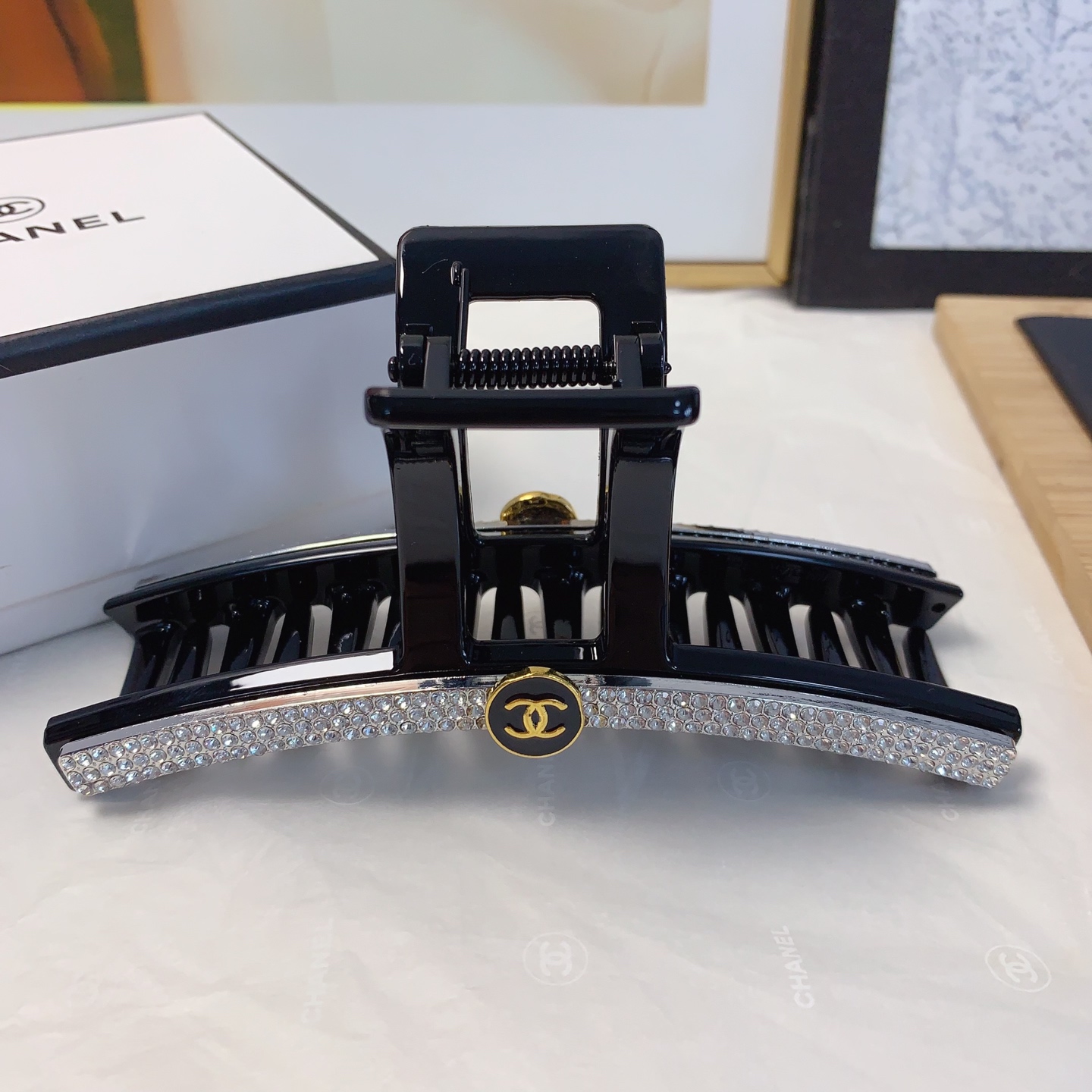  chanel小香
chanel发夹
捷克钻logo抓夹 气质百搭 日常精致小单品 小仙女必入单品 宝藏