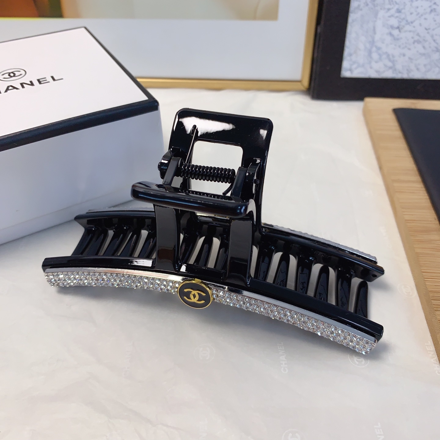  chanel小香
chanel发夹
捷克钻logo抓夹 气质百搭 日常精致小单品 小仙女必入单品 宝藏