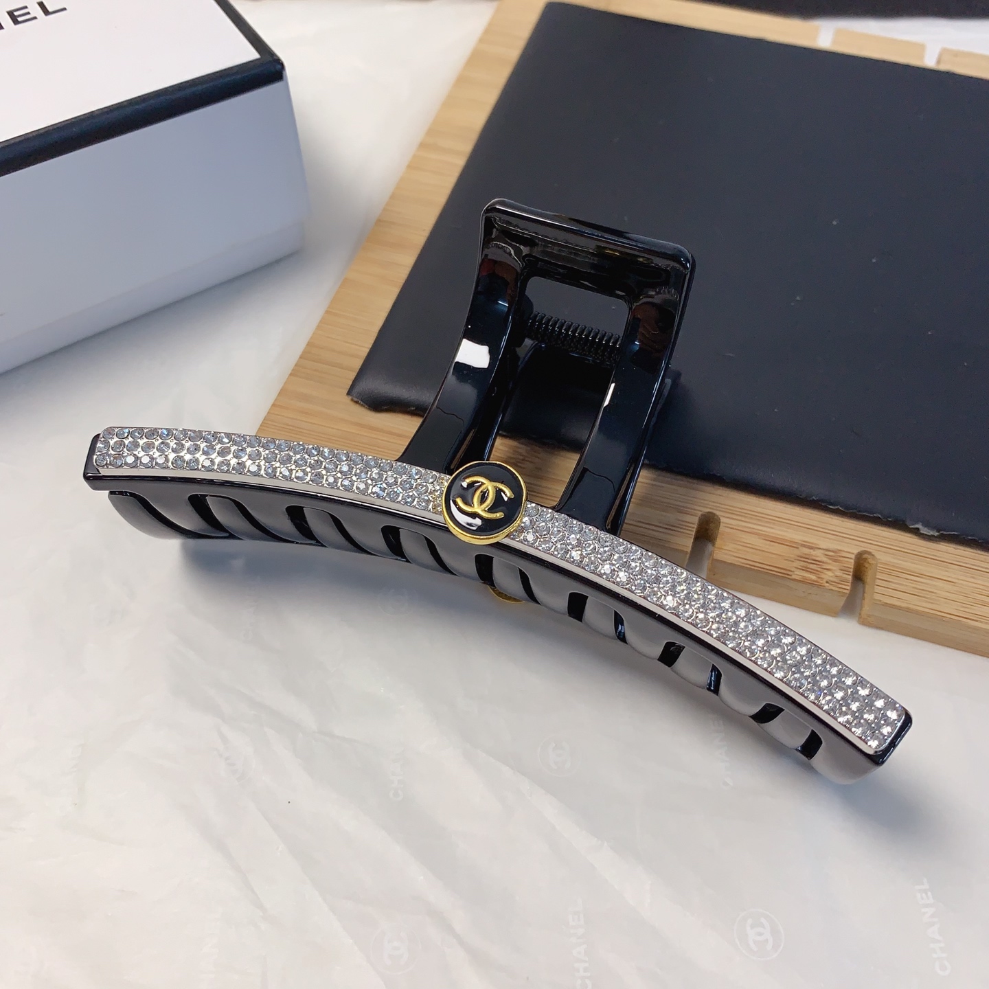  chanel小香
chanel发夹
捷克钻logo抓夹 气质百搭 日常精致小单品 小仙女必入单品 宝藏