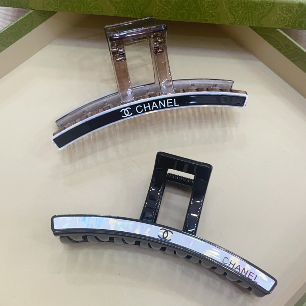  chanel小香
chanel发夹
亚克力logo抓夹 气质百搭 日常精致小单品 小仙女必入单品 宝藏