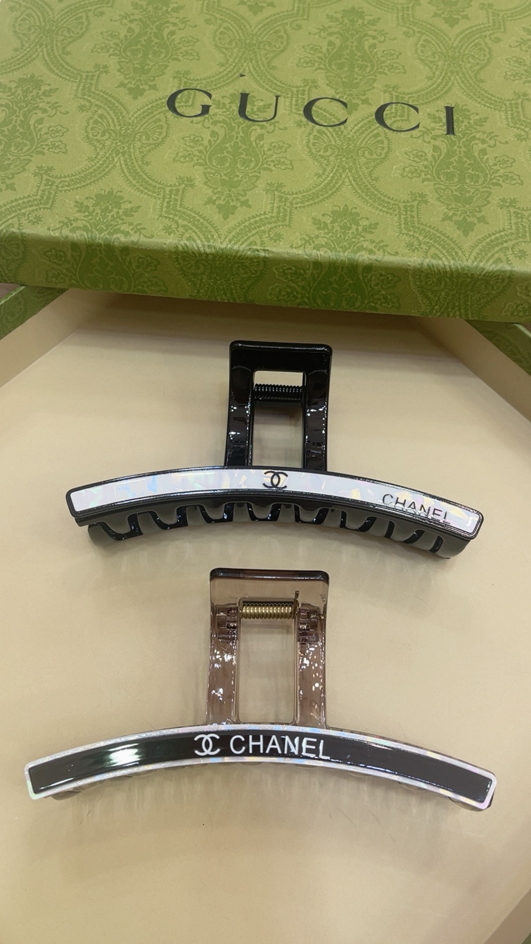  chanel小香
chanel发夹
亚克力logo抓夹 气质百搭 日常精致小单品 小仙女必入单品 宝藏