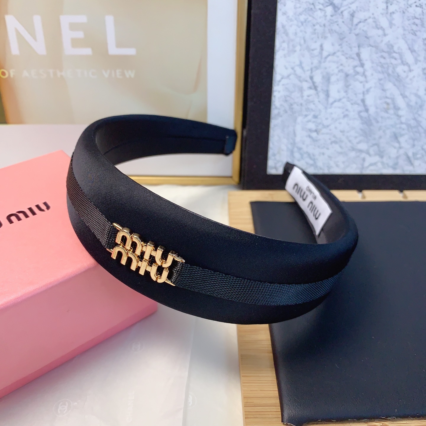  miumiu缪缪
miumiu发箍
织带logo轻奢时尚风发箍气质百搭小仙女必入单品名媛风十足～宝藏款