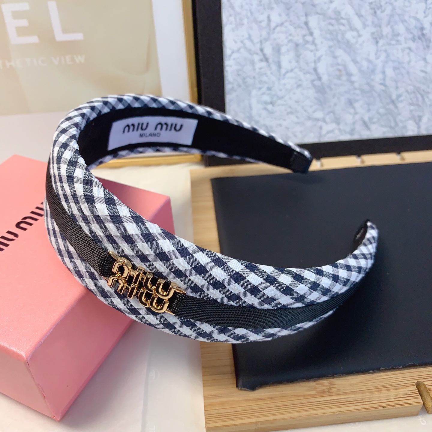  miumiu缪缪
miumiu发箍
织带logo轻奢时尚风发箍气质百搭小仙女必入单品名媛风十足～宝藏款