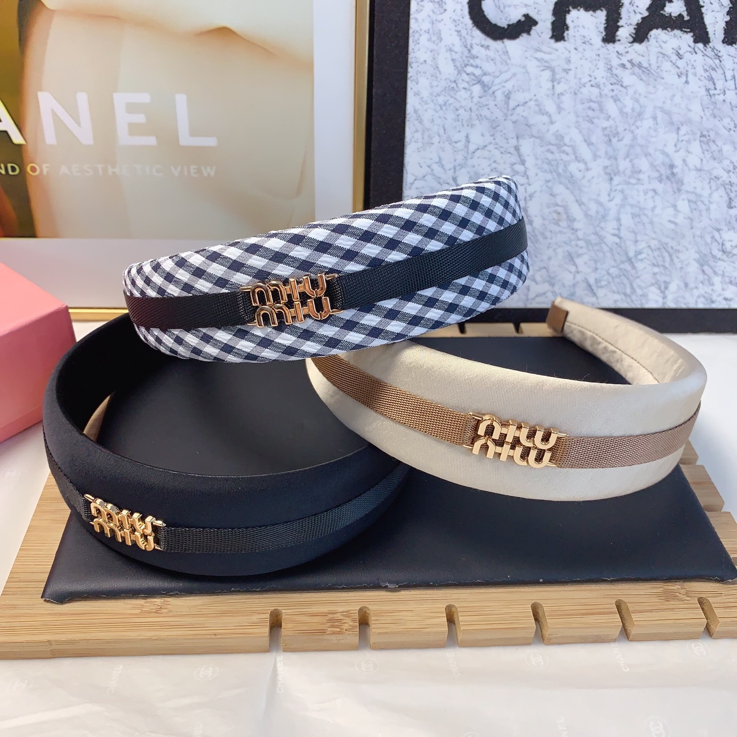  miumiu缪缪
miumiu发箍
织带logo轻奢时尚风发箍气质百搭小仙女必入单品名媛风十足～宝藏款