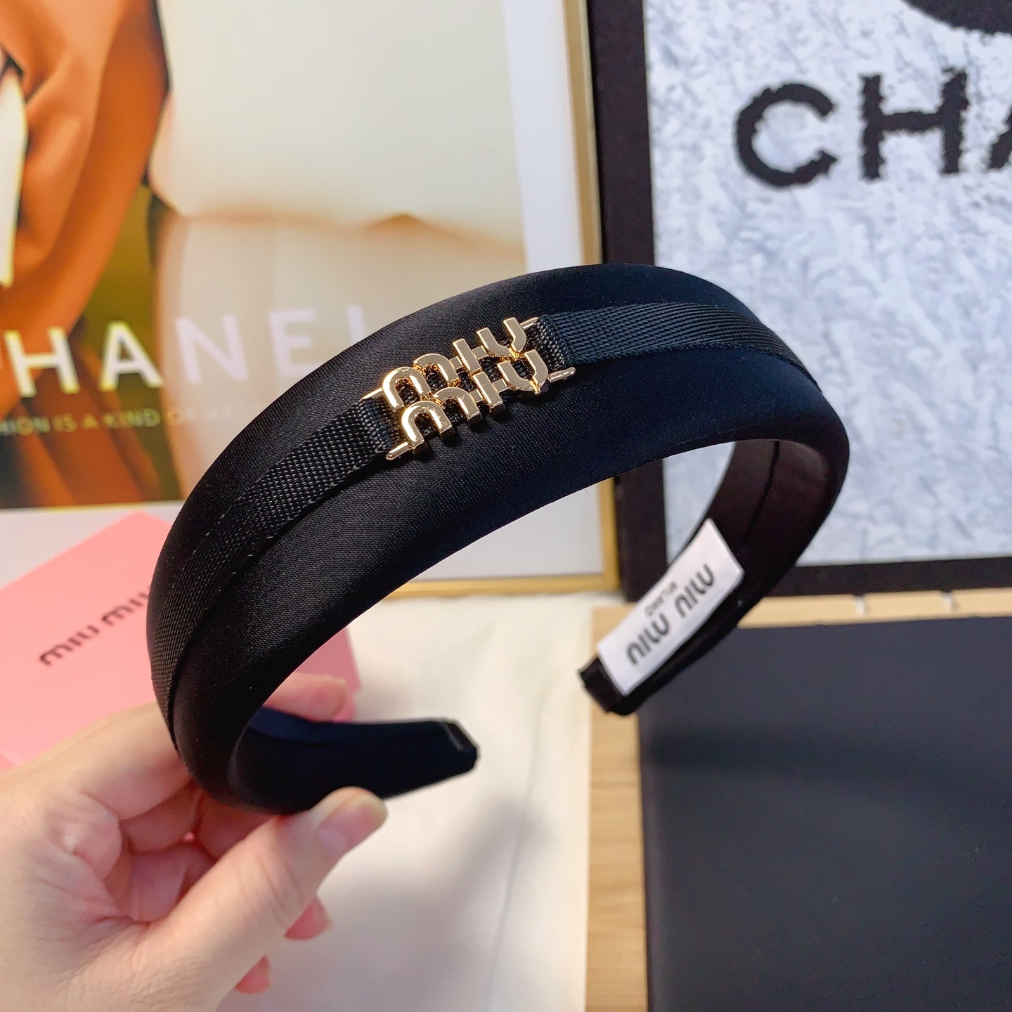 miumiu缪缪
miumiu发箍
织带logo轻奢时尚风发箍气质百搭小仙女必入单品名媛风十足～宝藏款