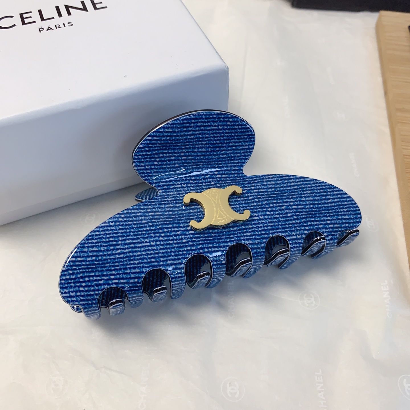  celine赛琳
celine发夹
醋酸钛钢logo抓夹 气质百搭 日常精致小单品 小仙女必入单品 宝