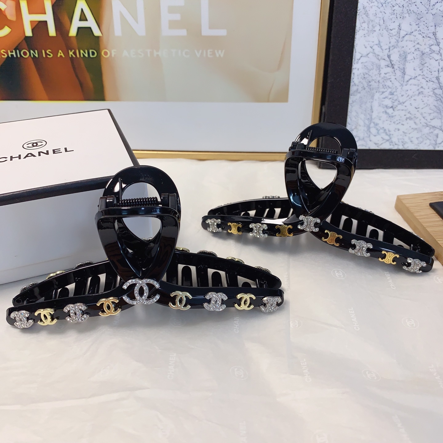 Chanel pequeño Chanel Celine Celine pinza de logo de trabajo pesado, elegante y versátil, pequeño accesorio diario exqu…