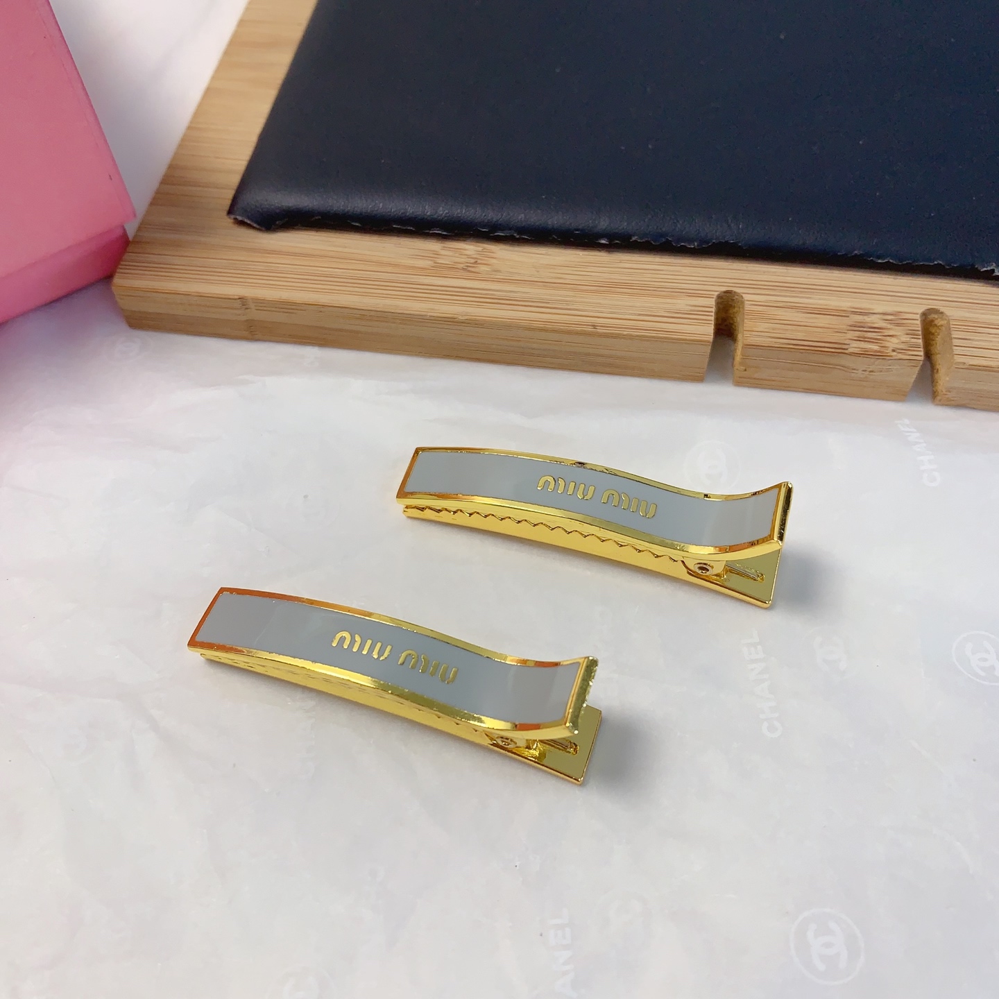 Miu Miu缪缪
miumiu压夹
专柜同款🔥钛钢logo压夹边夹刘海夹日常精致小单品 气质百搭小仙