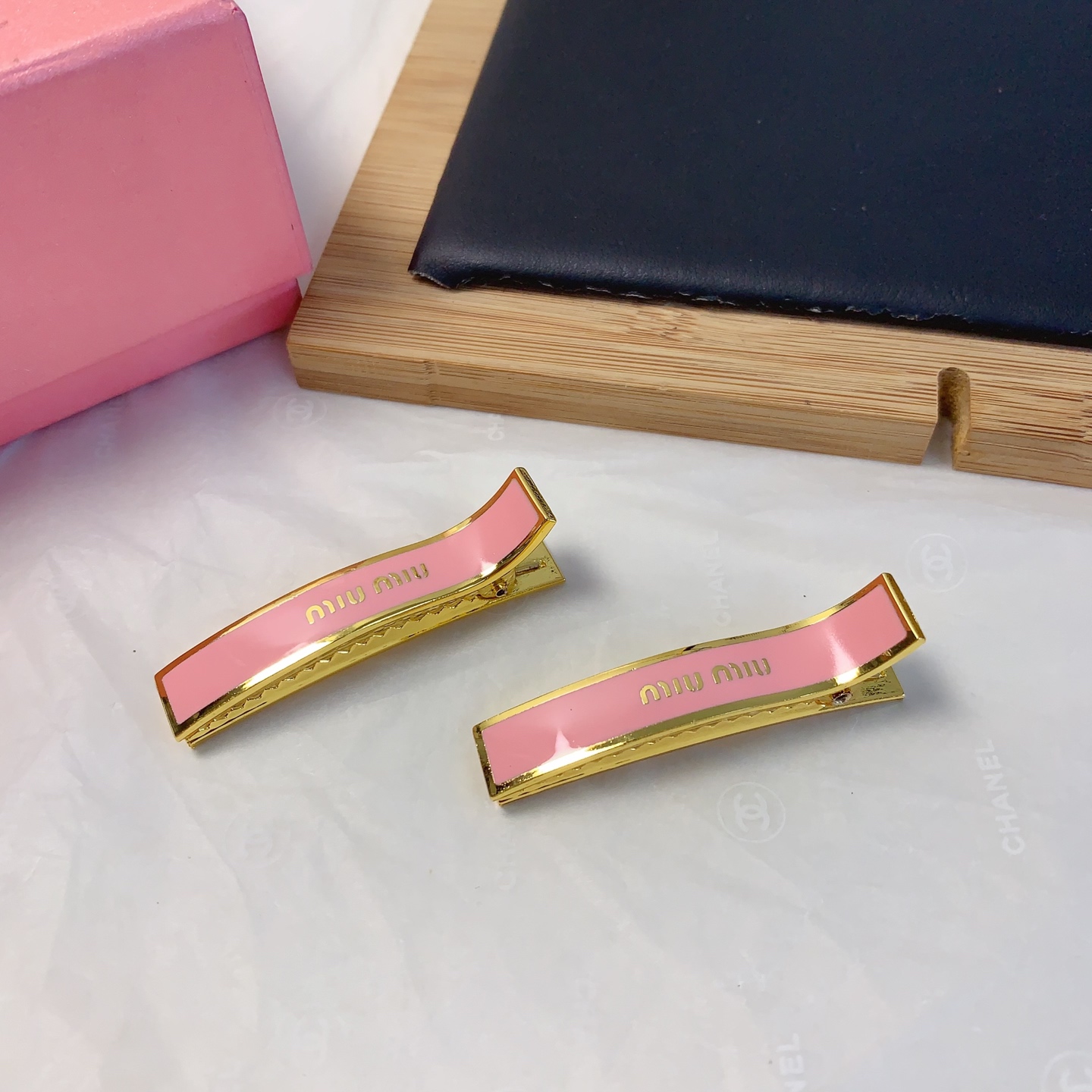  Miu Miu缪缪
miumiu压夹
专柜同款🔥钛钢logo压夹边夹刘海夹日常精致小单品 气质百搭小仙