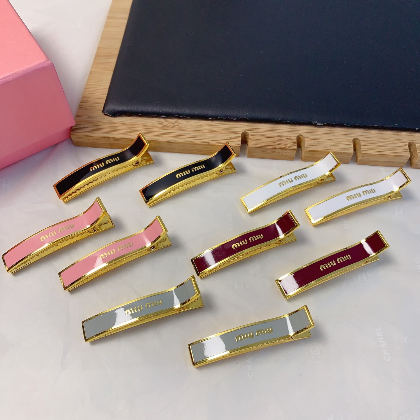  Miu Miu缪缪
miumiu压夹
专柜同款🔥钛钢logo压夹边夹刘海夹日常精致小单品 气质百搭小仙