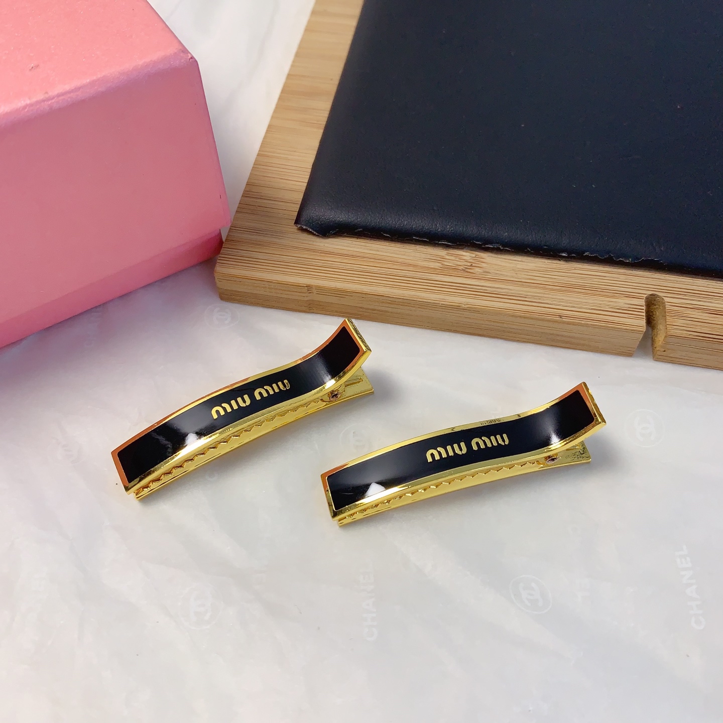  Miu Miu缪缪
miumiu压夹
专柜同款🔥钛钢logo压夹边夹刘海夹日常精致小单品 气质百搭小仙