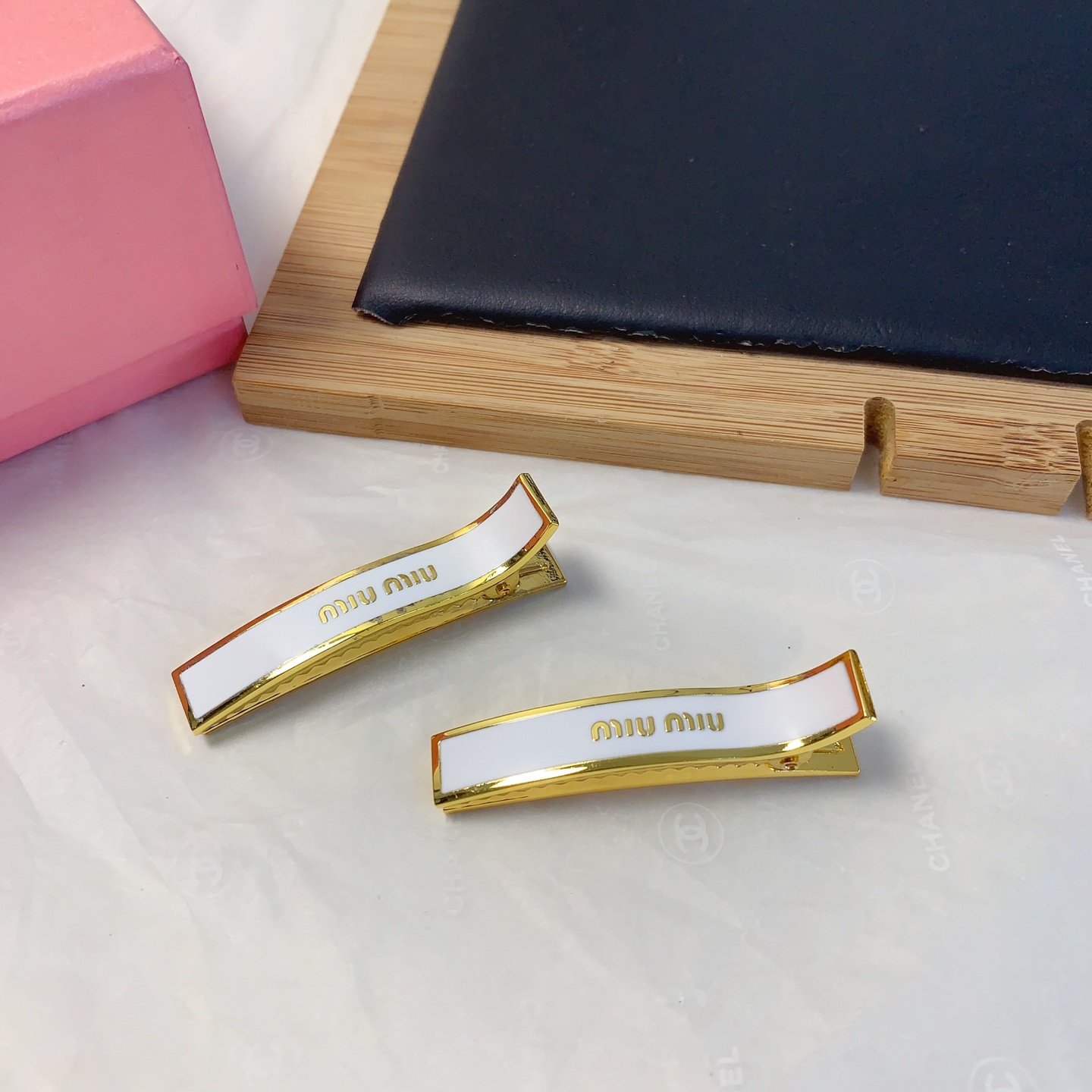  Miu Miu缪缪
miumiu压夹
专柜同款🔥钛钢logo压夹边夹刘海夹日常精致小单品 气质百搭小仙