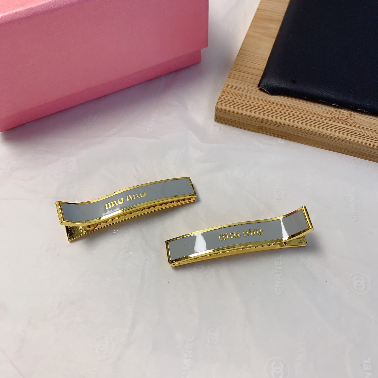  Miu Miu缪缪
miumiu压夹
专柜同款🔥钛钢logo压夹边夹刘海夹日常精致小单品 气质百搭小仙