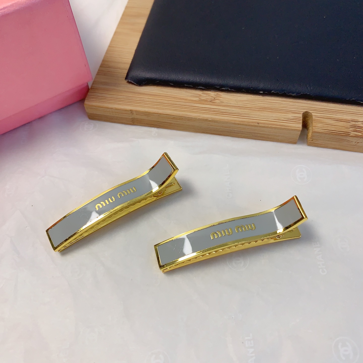  Miu Miu缪缪
miumiu压夹
专柜同款🔥钛钢logo压夹边夹刘海夹日常精致小单品 气质百搭小仙