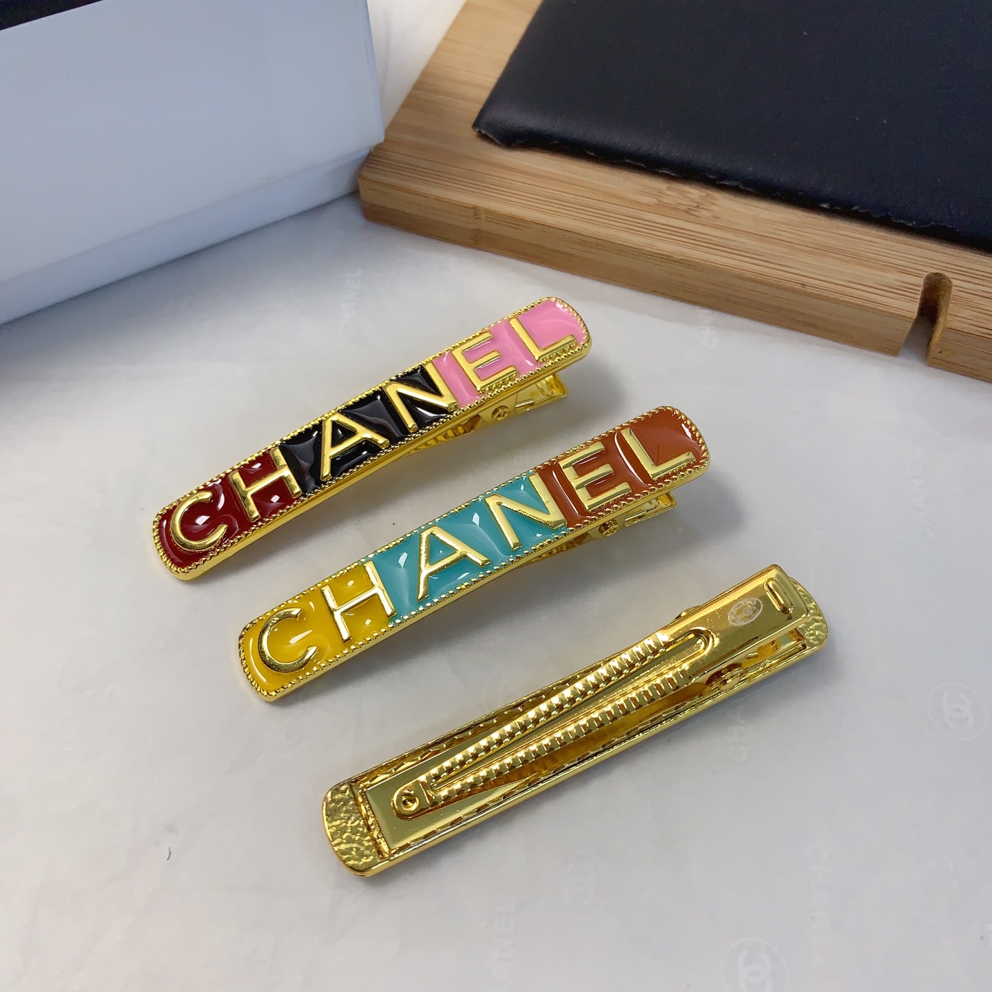  chanel小香
chanel发夹
彩色滴油字母发夹压夹气质百搭小仙女必入单品 宝藏款 闭眼入🥰推荐款