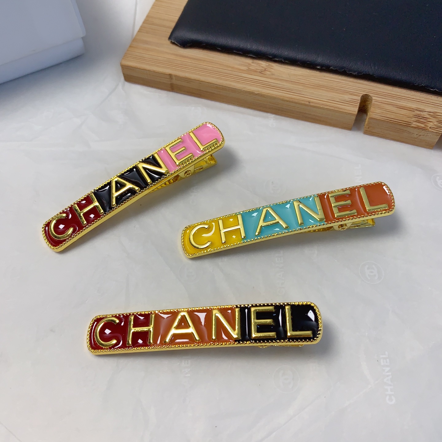  chanel小香
chanel发夹
彩色滴油字母发夹压夹气质百搭小仙女必入单品 宝藏款 闭眼入🥰推荐款