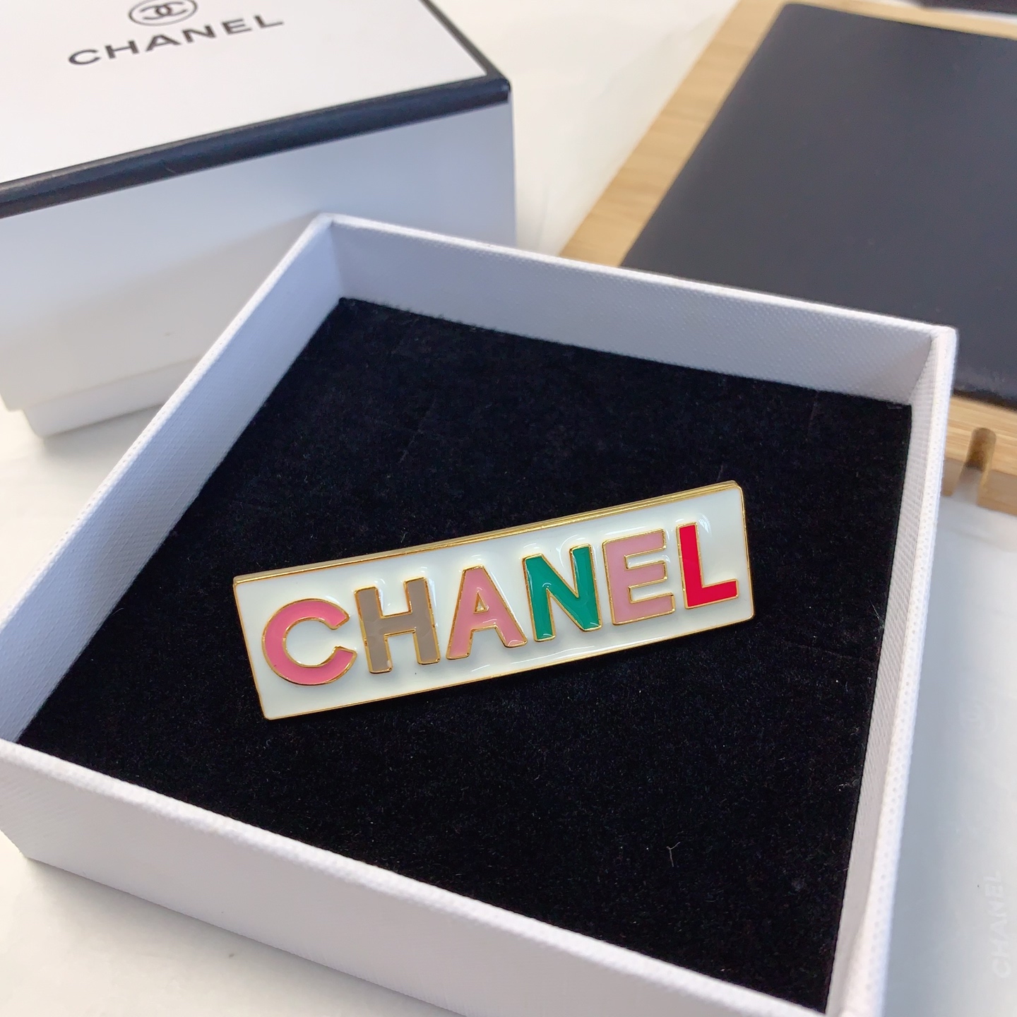  chanel小香
chanel发夹
彩色滴油字母发夹压夹气质百搭小仙女必入单品 宝藏款 闭眼入🥰推荐款