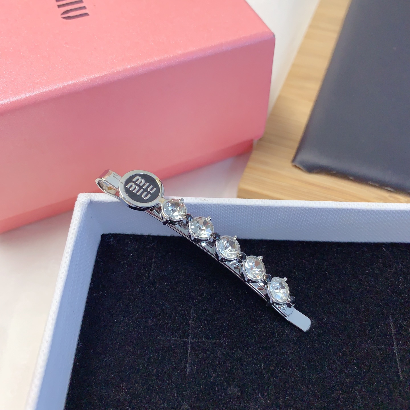  miumiu缪缪
miumiu发夹
捷克钻字母一字夹发夹压夹气质百搭小仙女必入单品 宝藏款 闭眼入🥰推