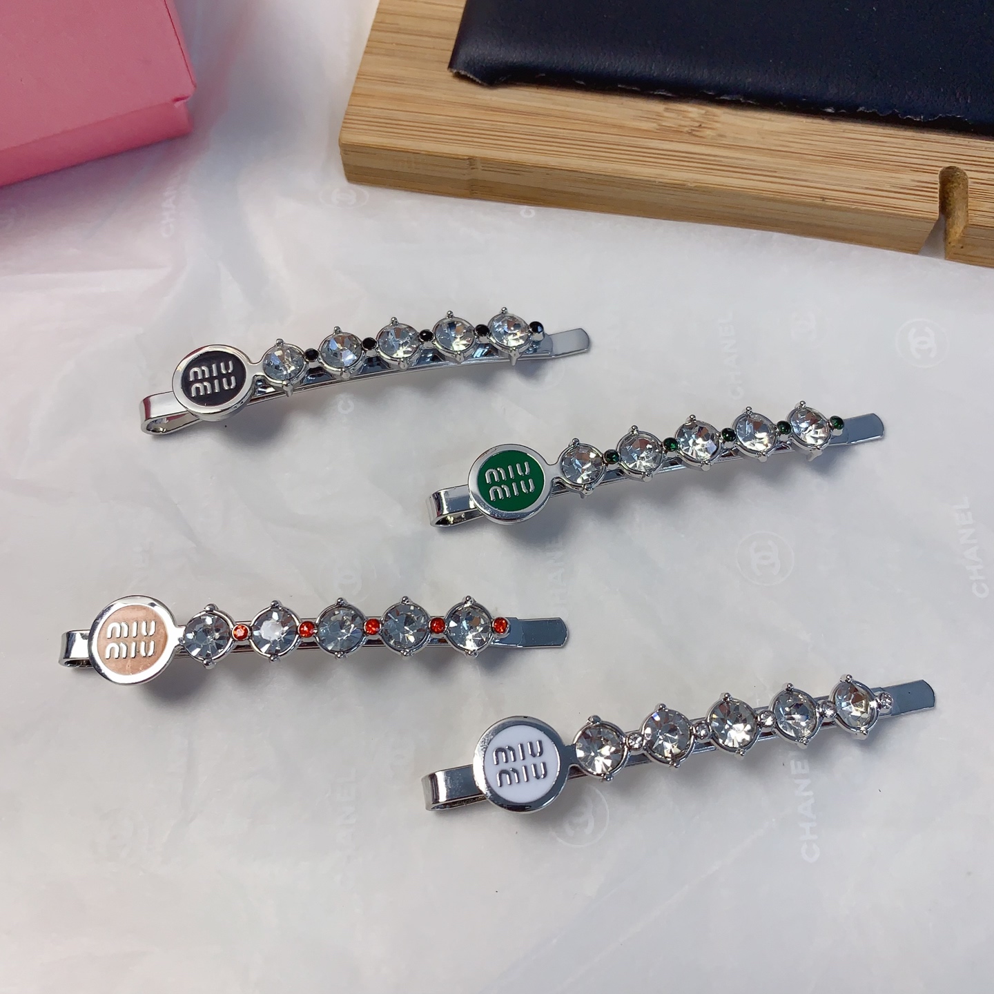  miumiu缪缪
miumiu发夹
捷克钻字母一字夹发夹压夹气质百搭小仙女必入单品 宝藏款 闭眼入🥰推